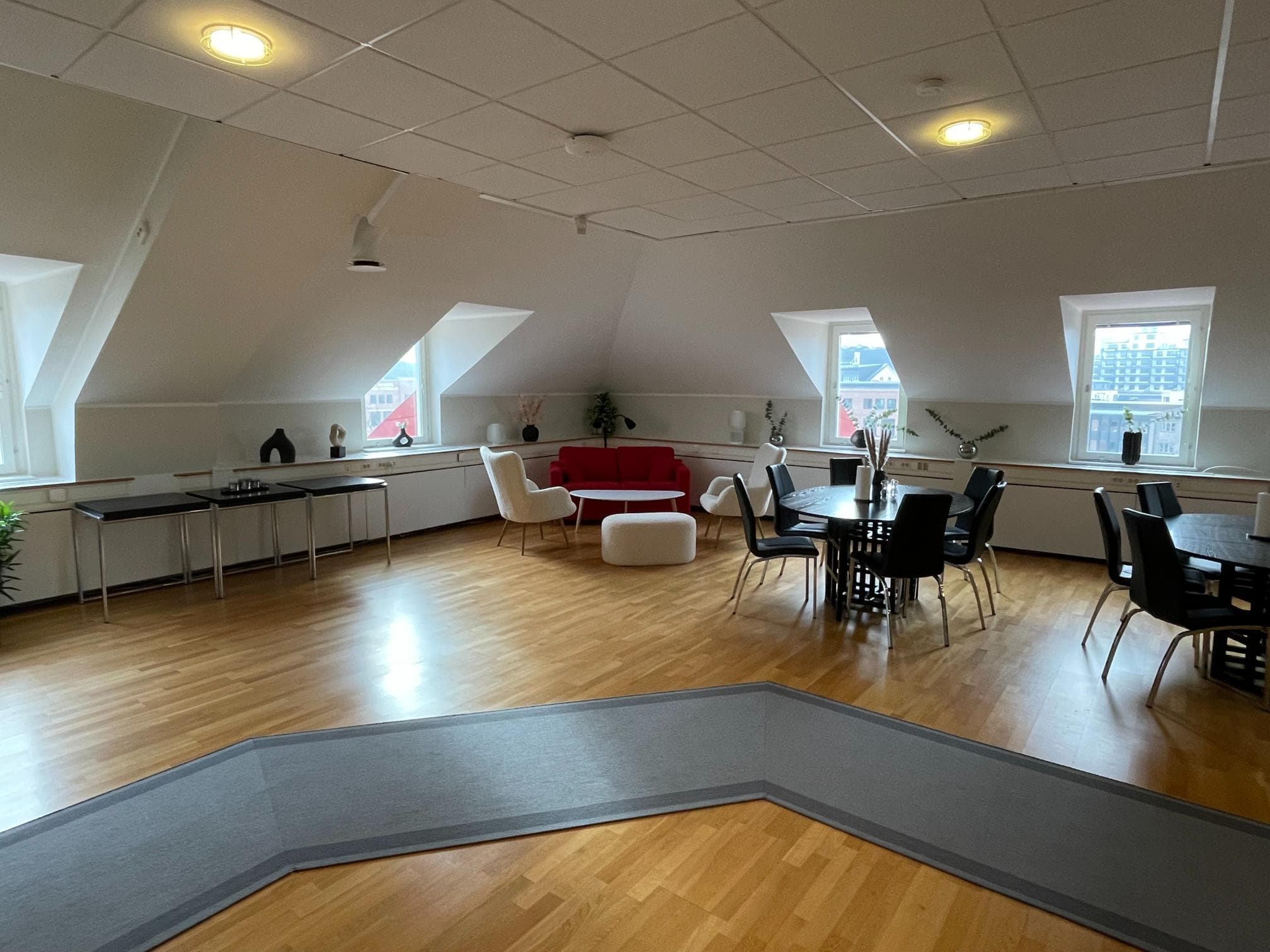 Efter fasadrenovering – nymålad panel med friskt trä