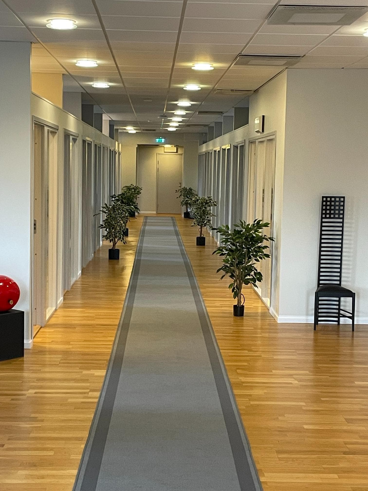 Efter fasadrenovering – renoverad balkong med nytt räcke