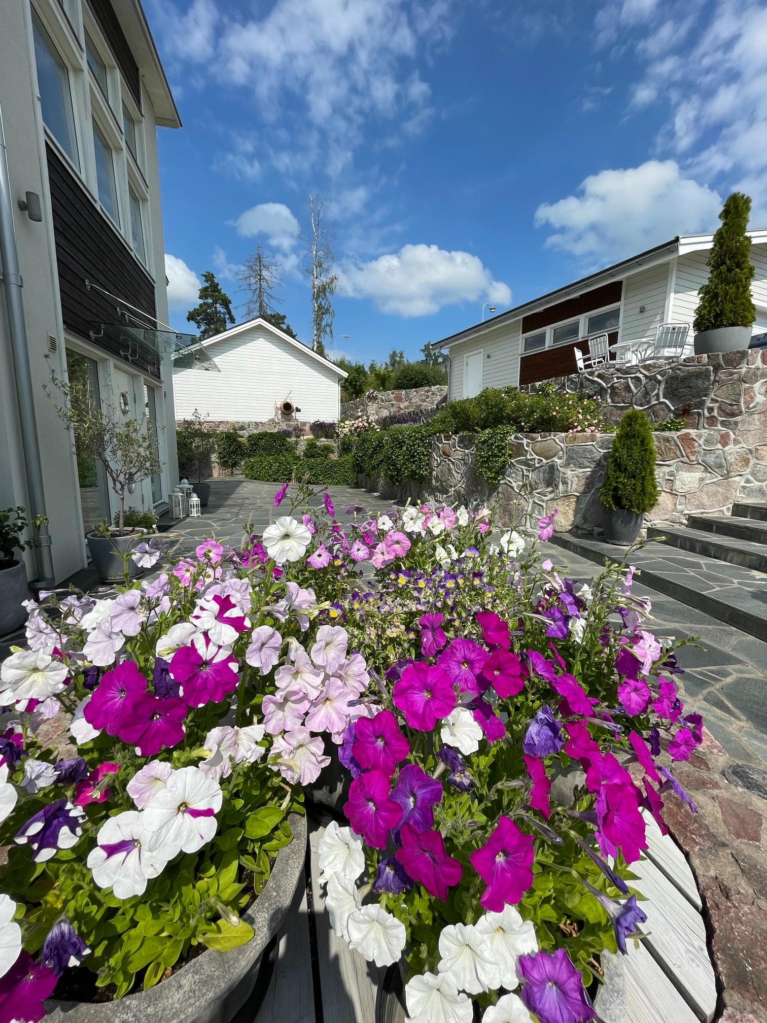 Efter fasadrenovering – garagedörr och anslutande panel nymålad