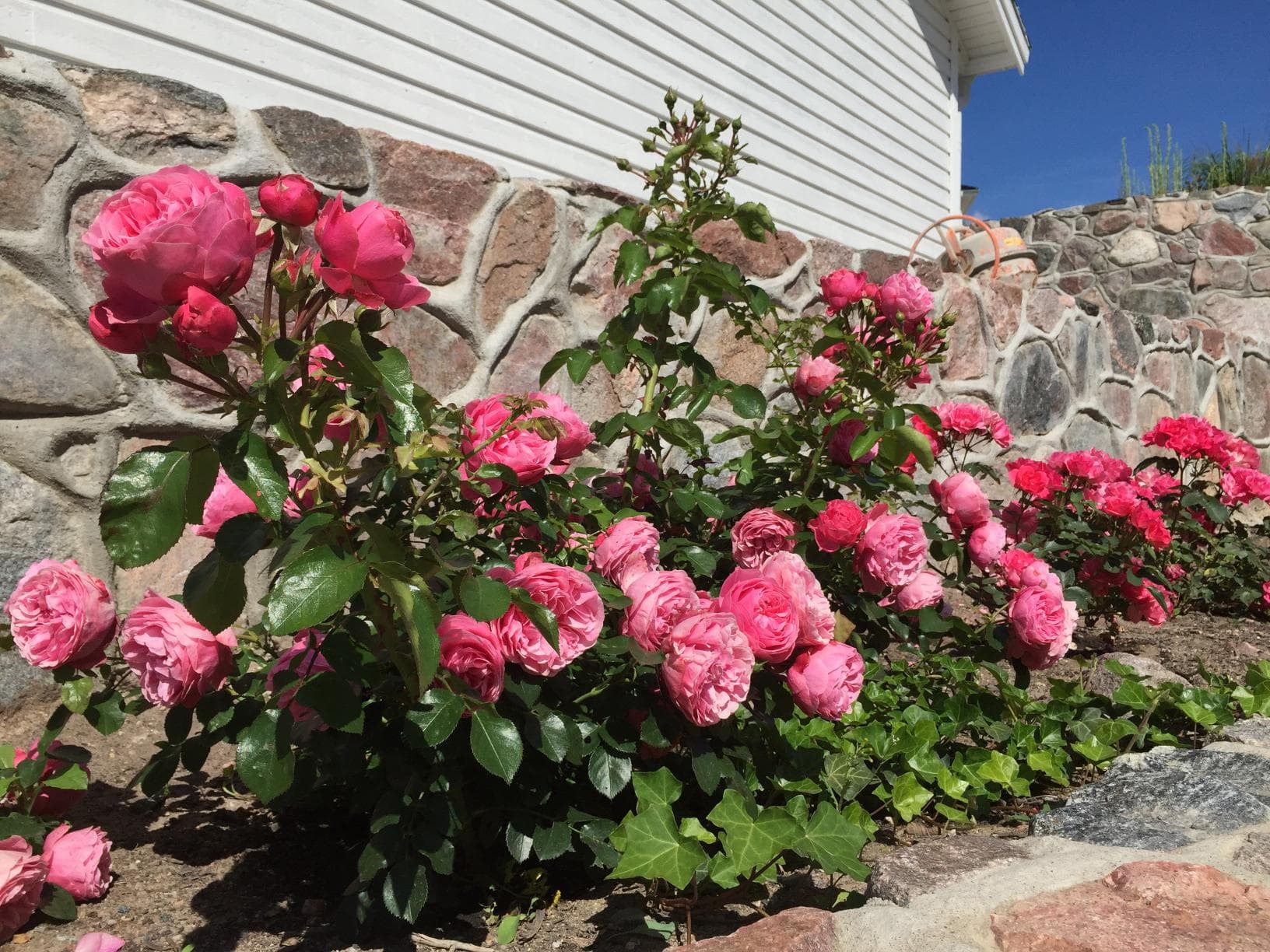 Efter fasadrenovering – utomhusdetaljer med ny färg