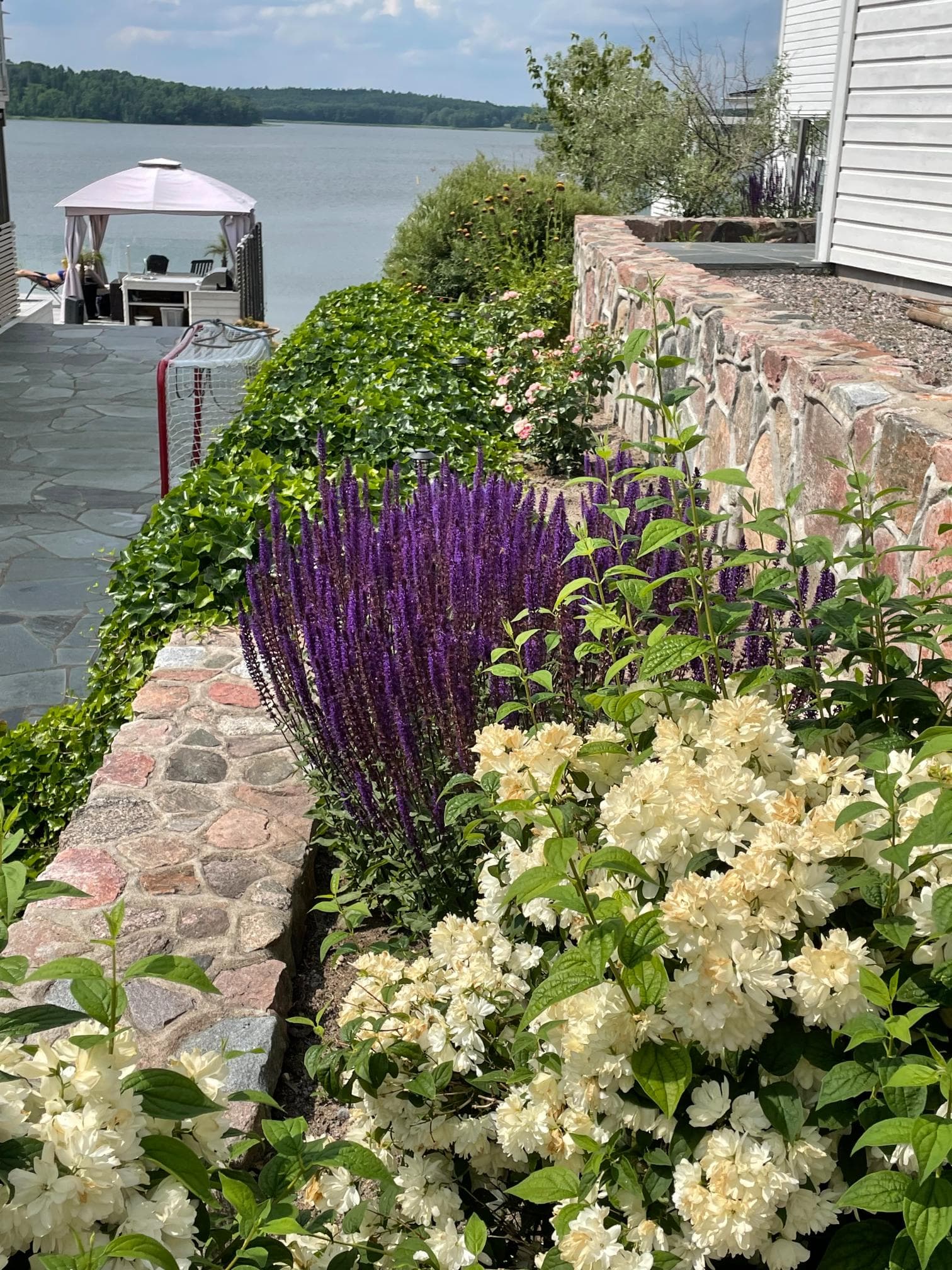 Efter fasadrenovering – husets framsida med fräscht resultat