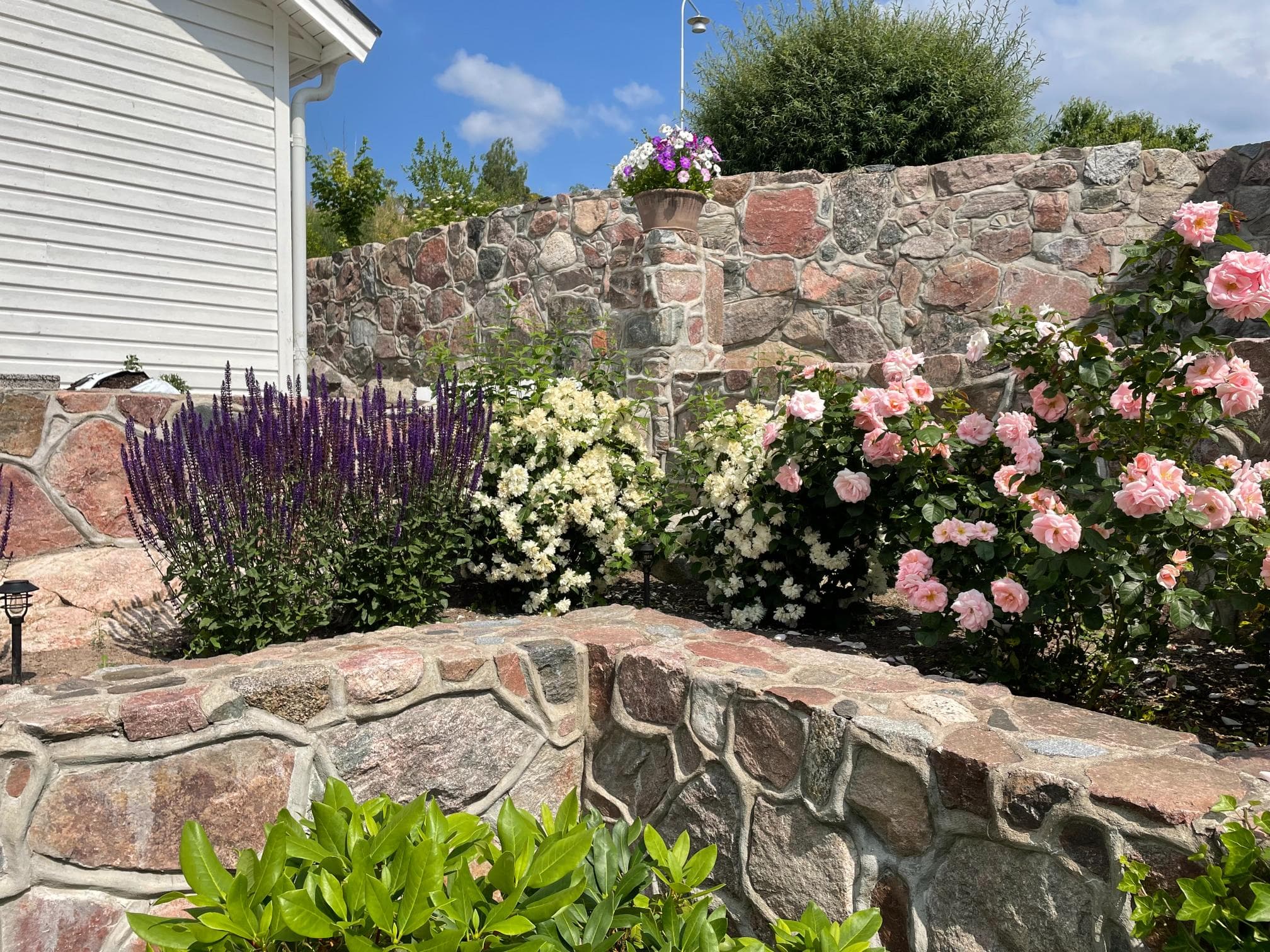 Efter fasadrenovering – totalvy av huset efter målning