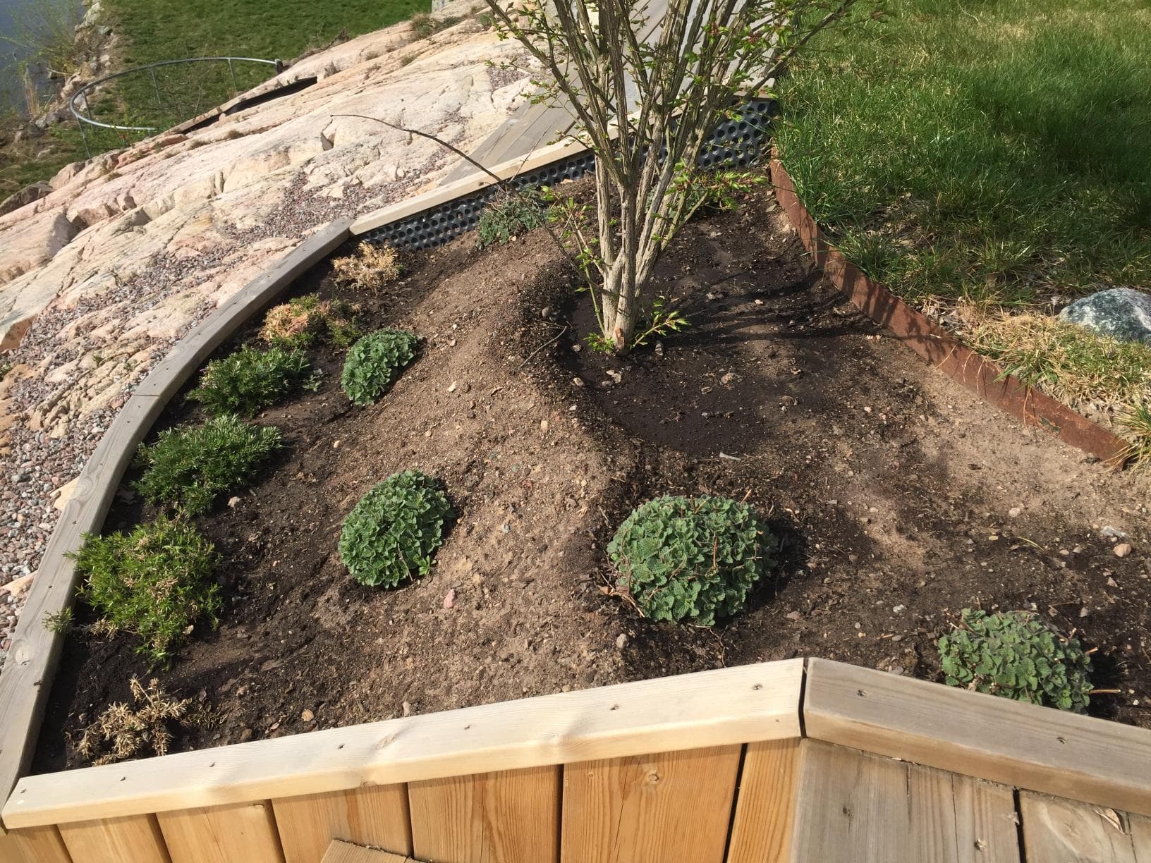 Efter fasadrenovering – nymålat hus, sidovy