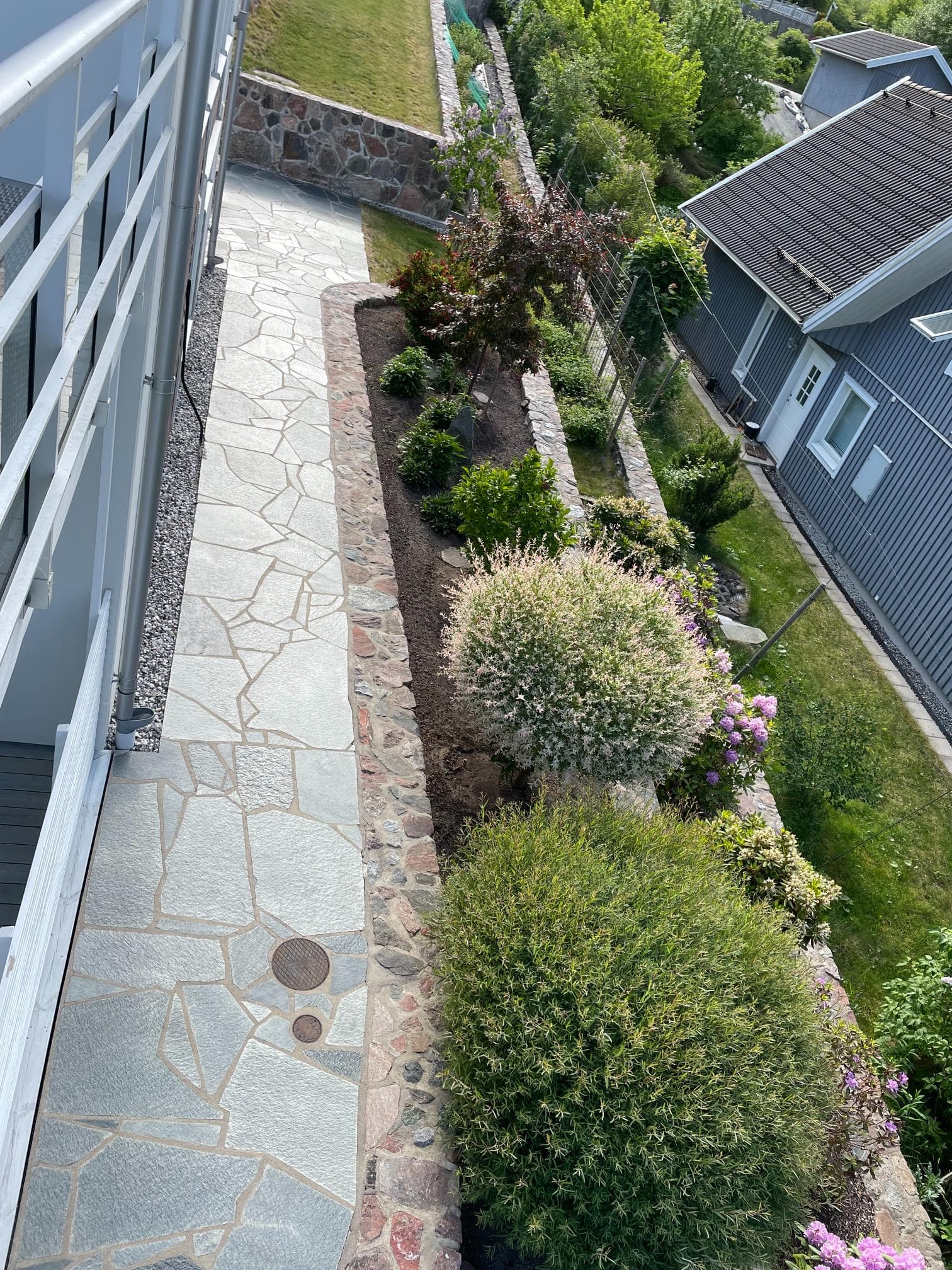 Efter fasadrenovering – snyggt renoverad träpanel