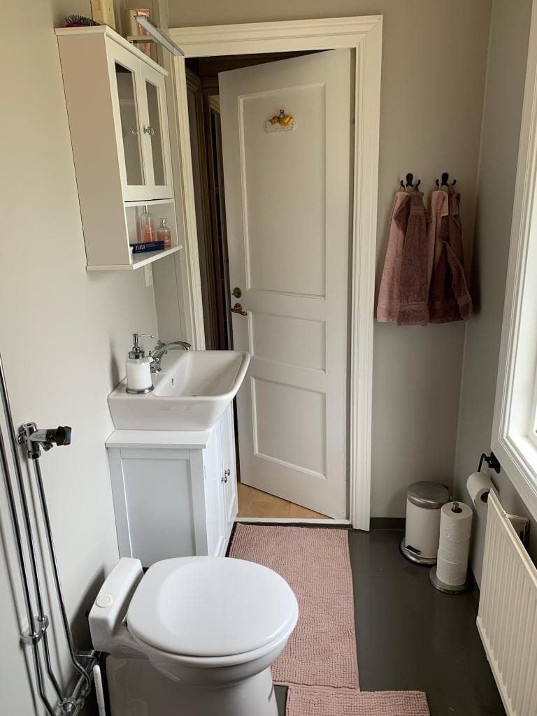 Efter fasadrenovering – nymålade fönsterkarmar