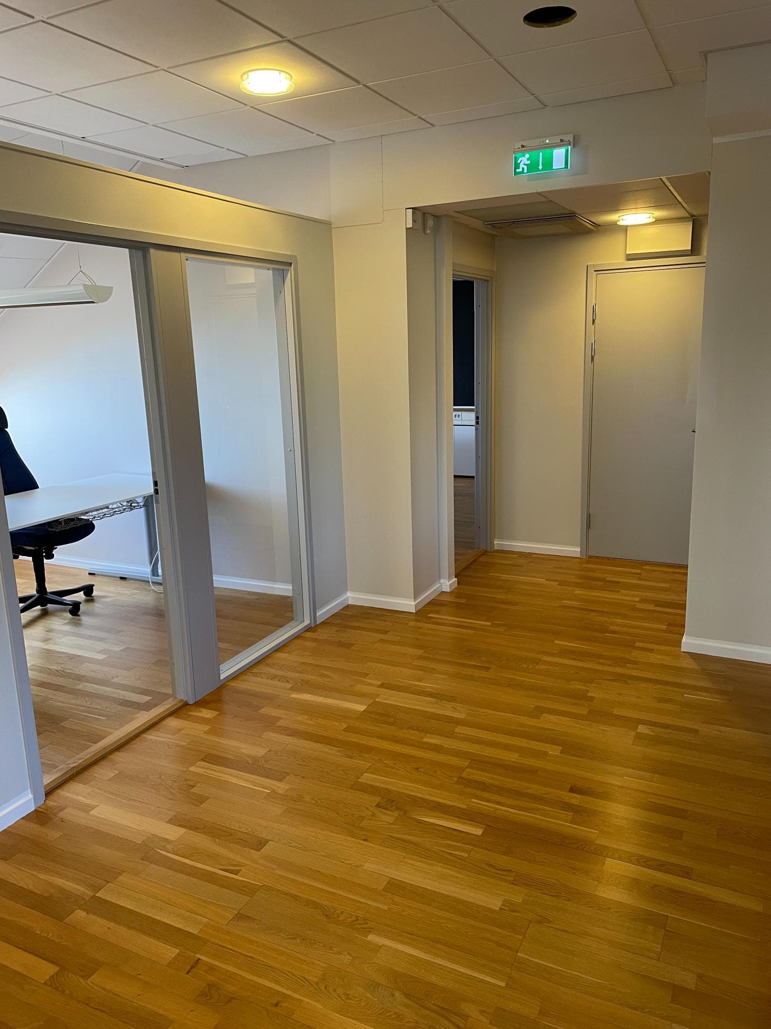 Efter fasadrenovering – renoverade takdetaljer och knutar