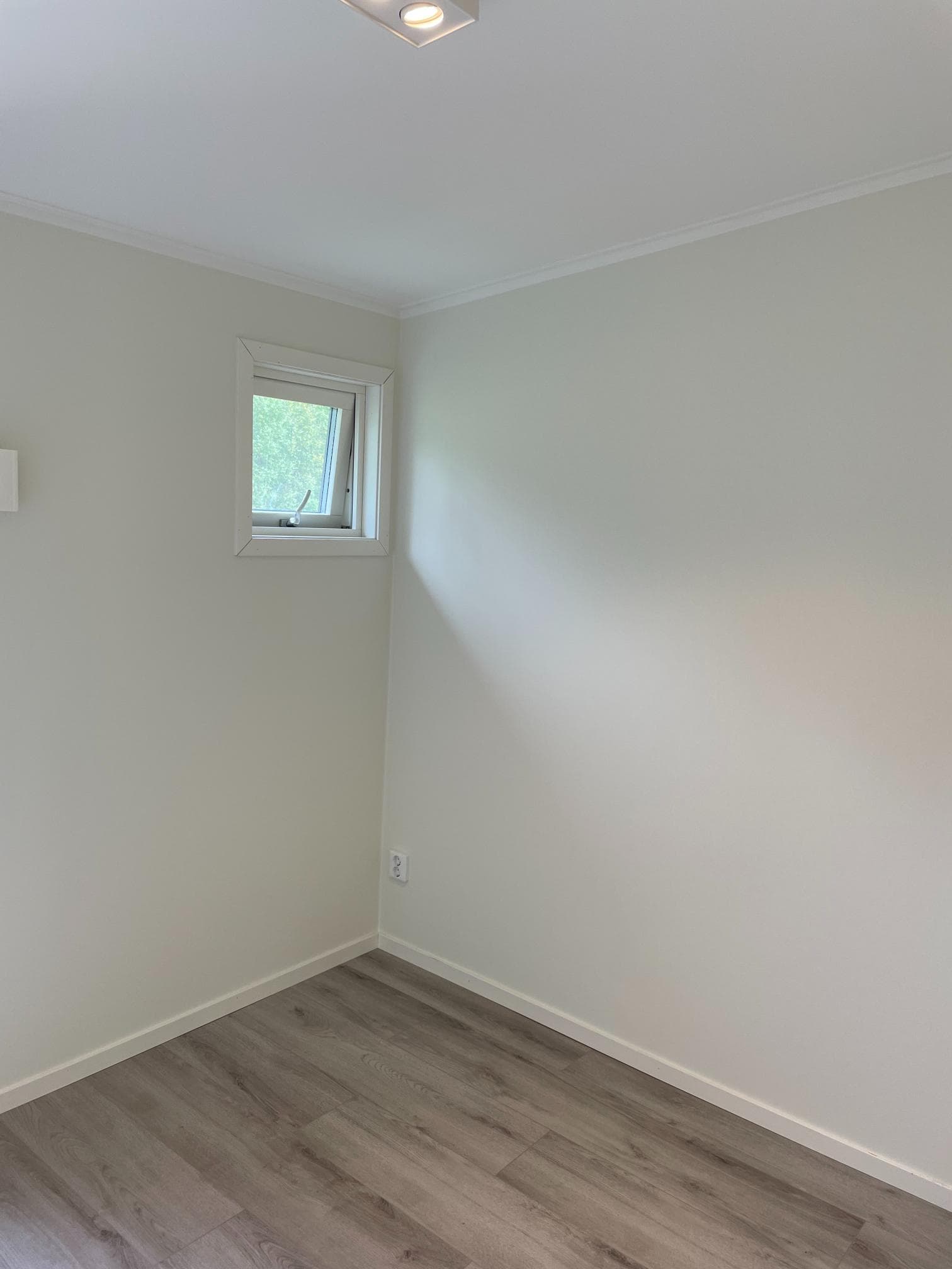 Efter fasadrenovering – ny fasadfärg med jämn finish