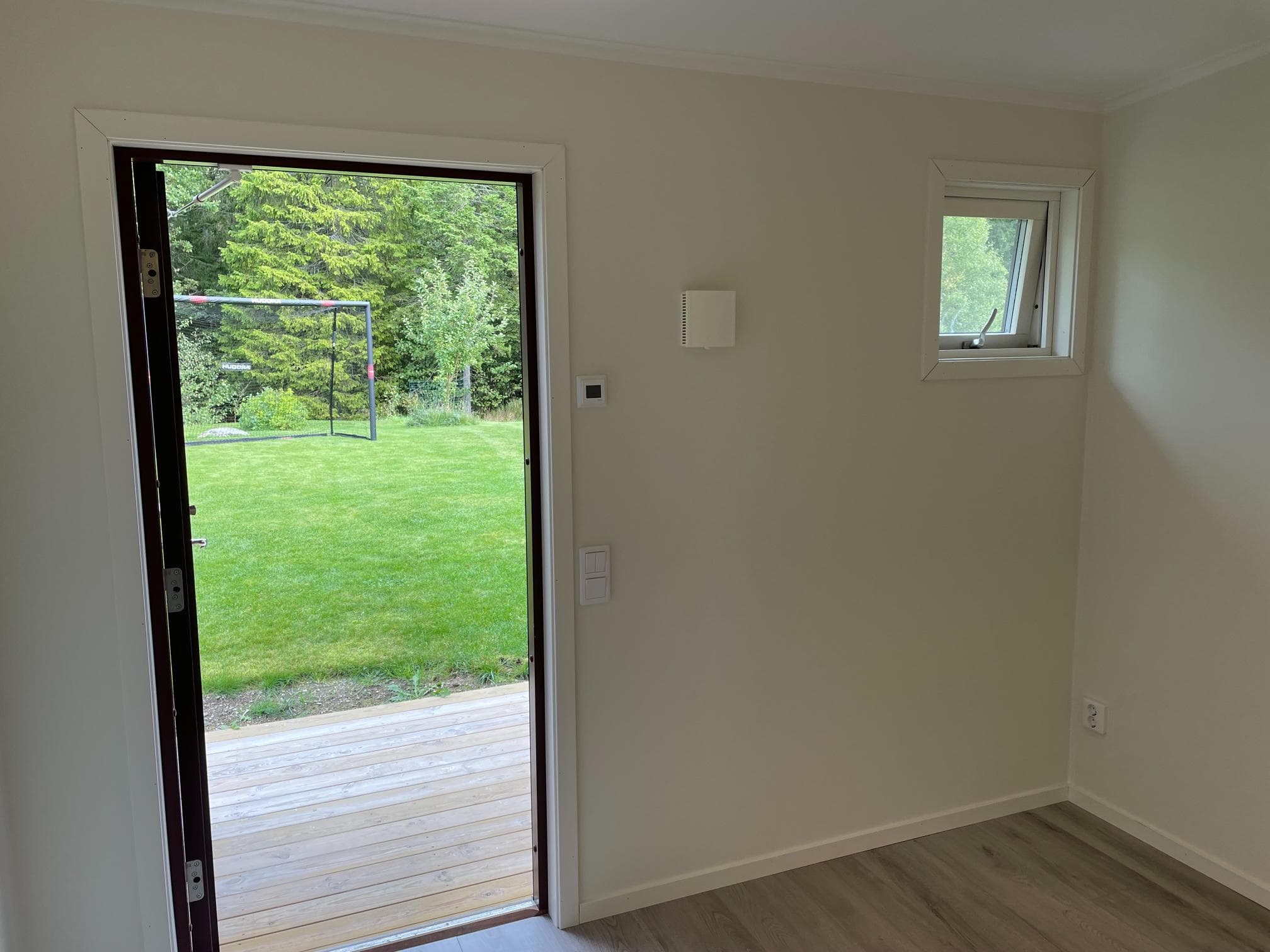 Efter fasadrenovering – väggyta med professionell målning