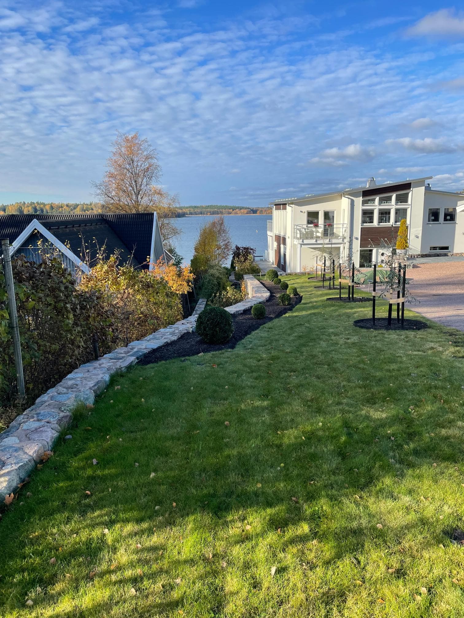 Efter trädgårdsomgestaltning – inbjudande entrézon med nyplantering