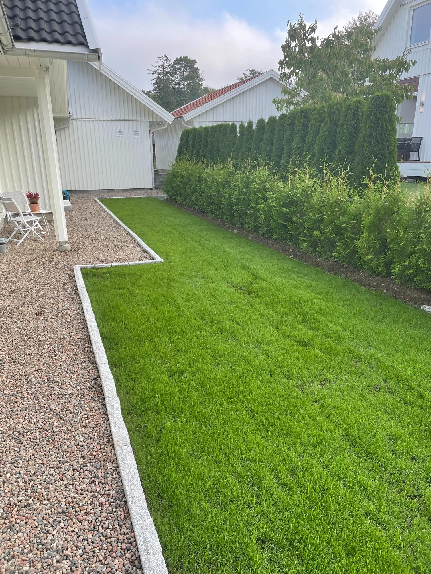 Efter trädgårdsomgestaltning – helhetsbild av omgestaltad tomt