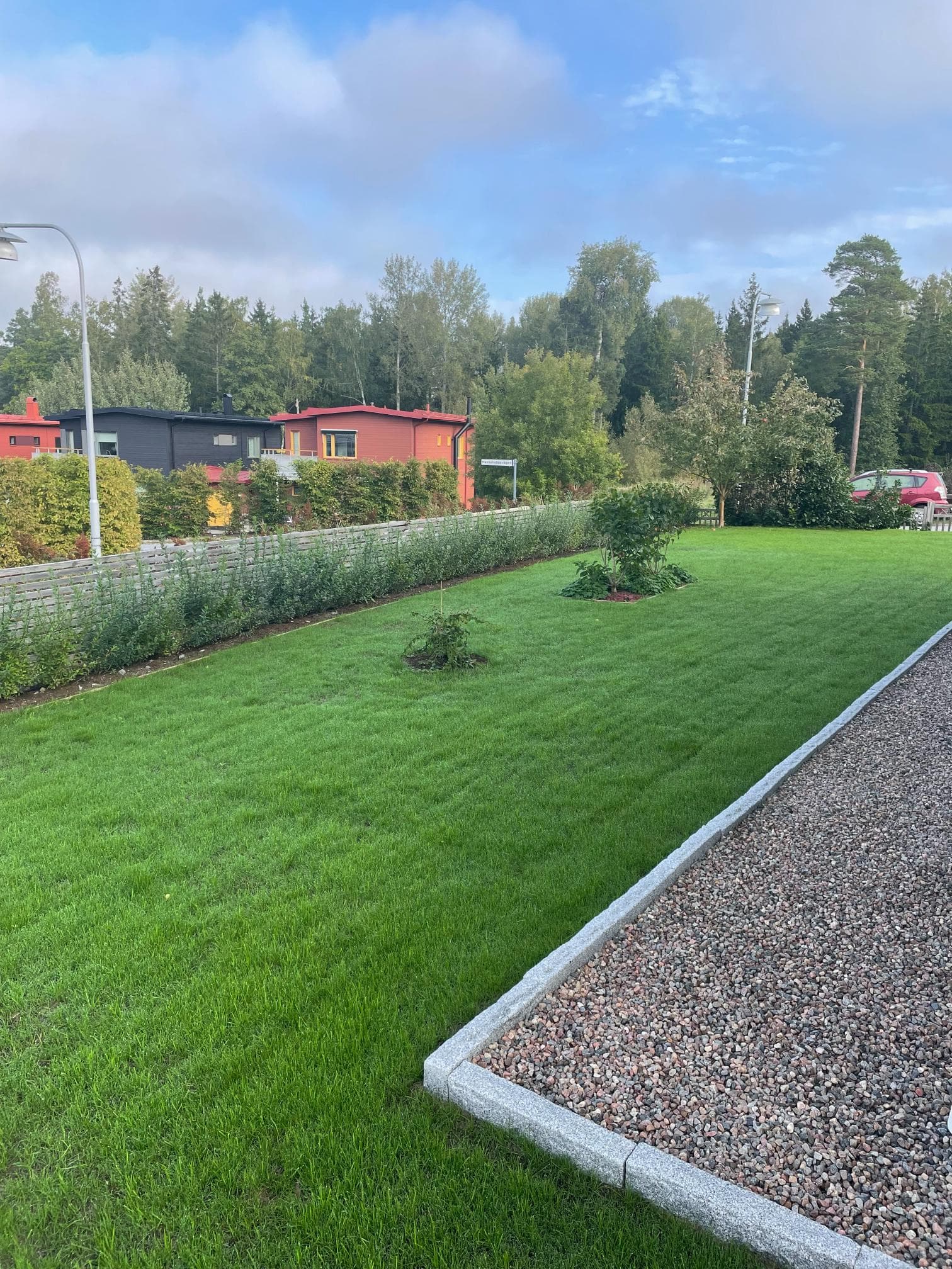 Efter trädgårdsomgestaltning – inredd och snygg uteplats