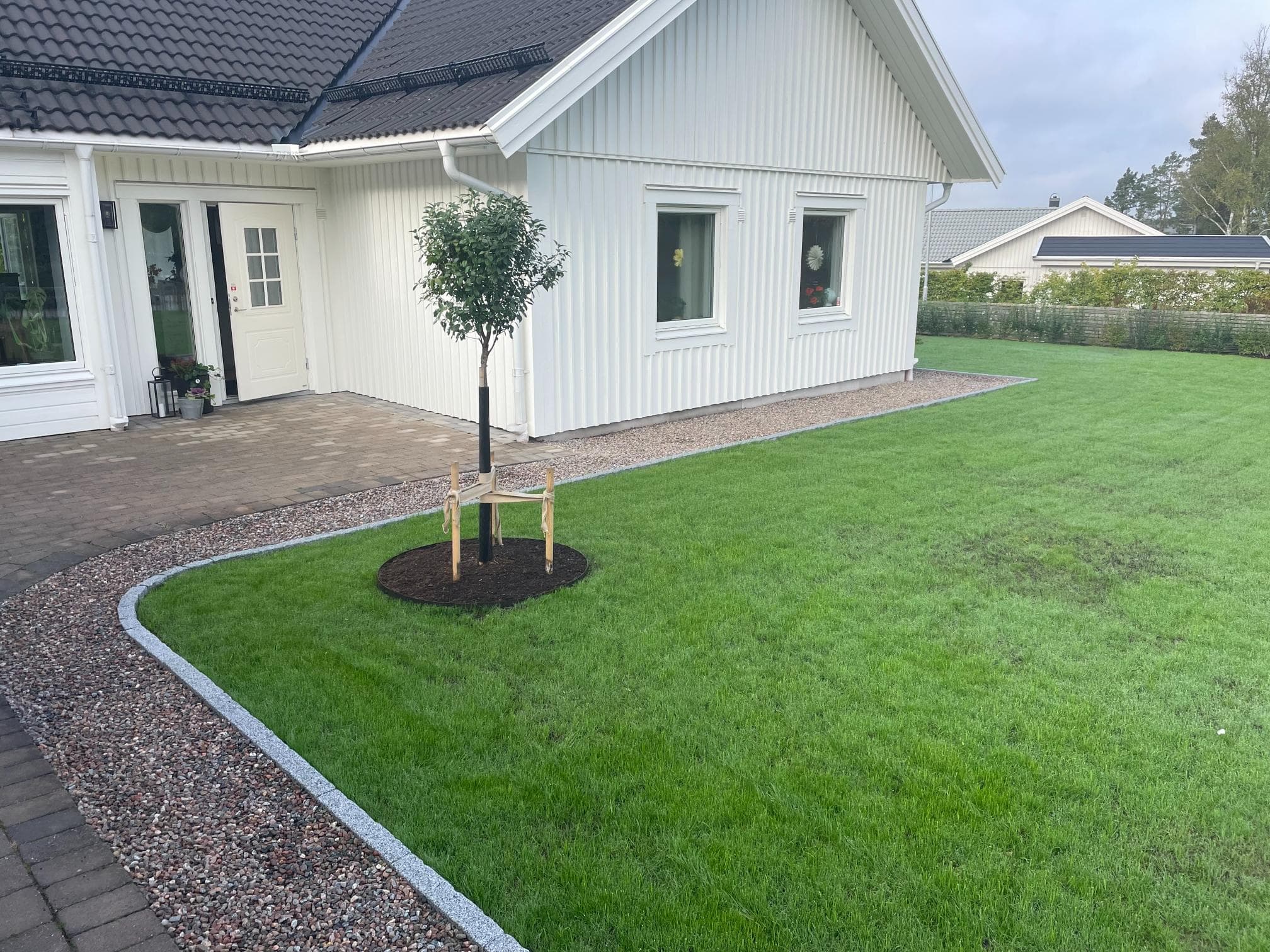 Efter trädgårdsomgestaltning – renoverad uppfart med ny beläggning