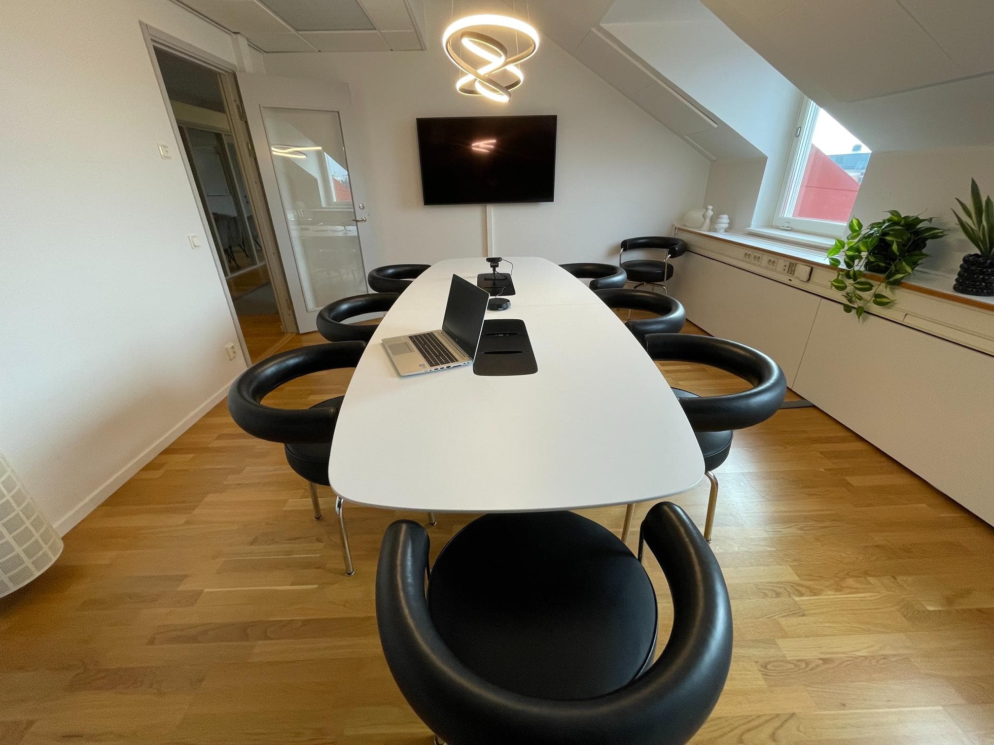 Efter snickeriarbete – trappa med räcke och steg i hög kvalitet