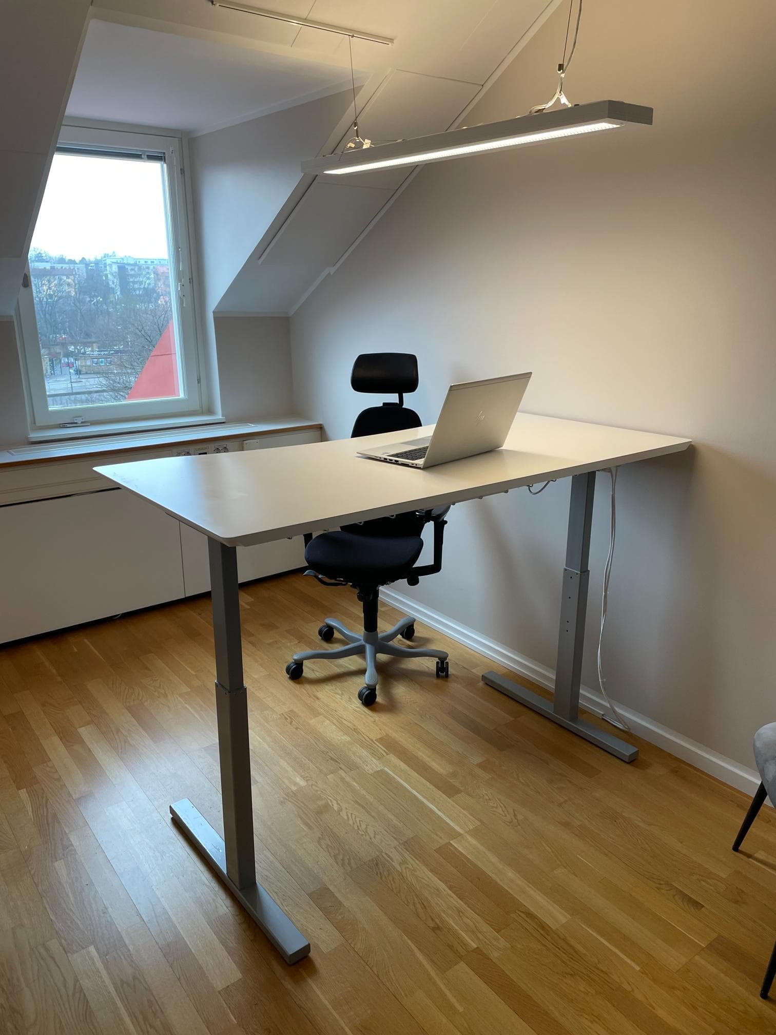 Efter snickeriarbete – sida av ny trappa med fin detalj