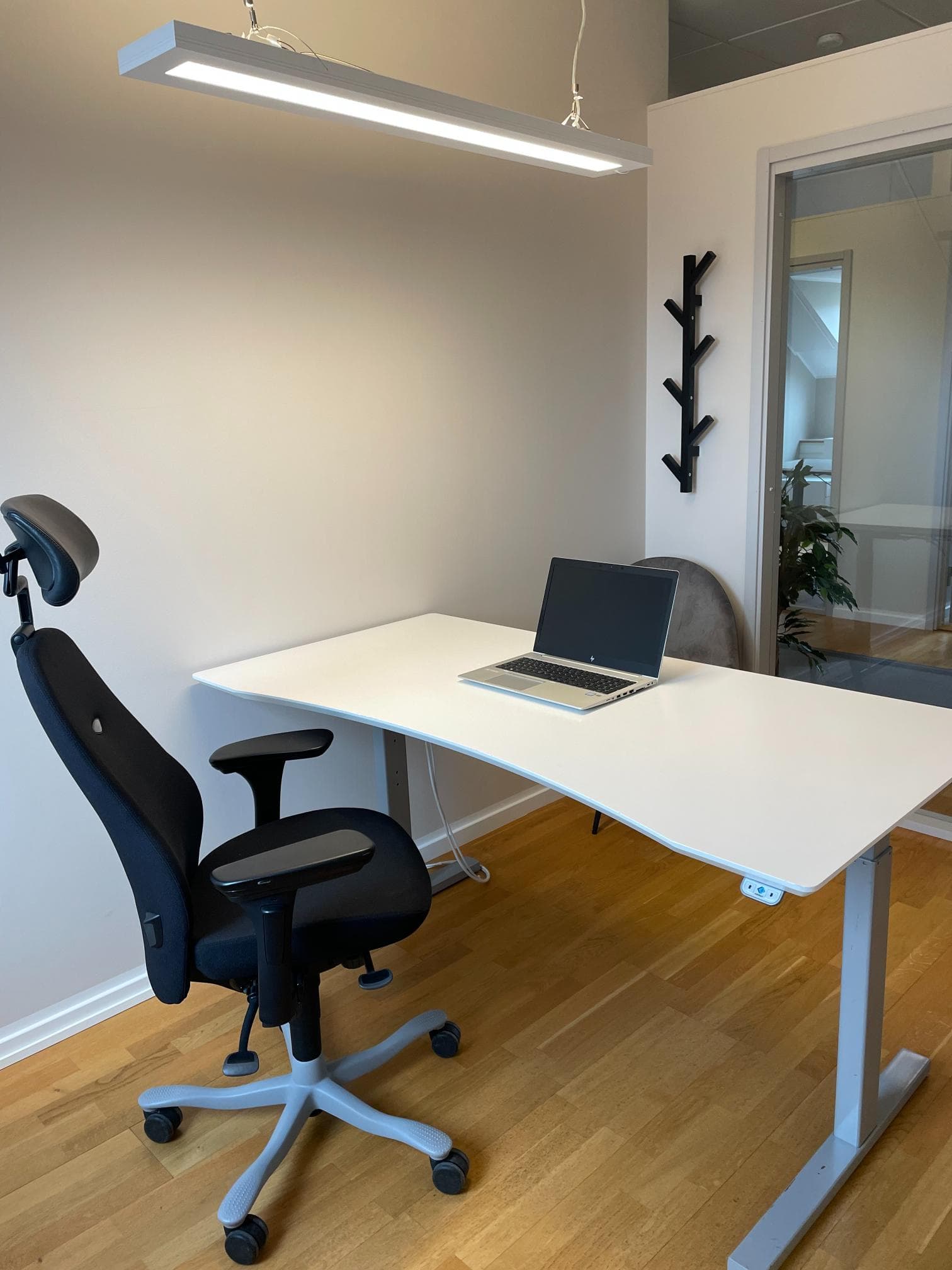 Efter snickeriarbete – slutresultat av trappbygge