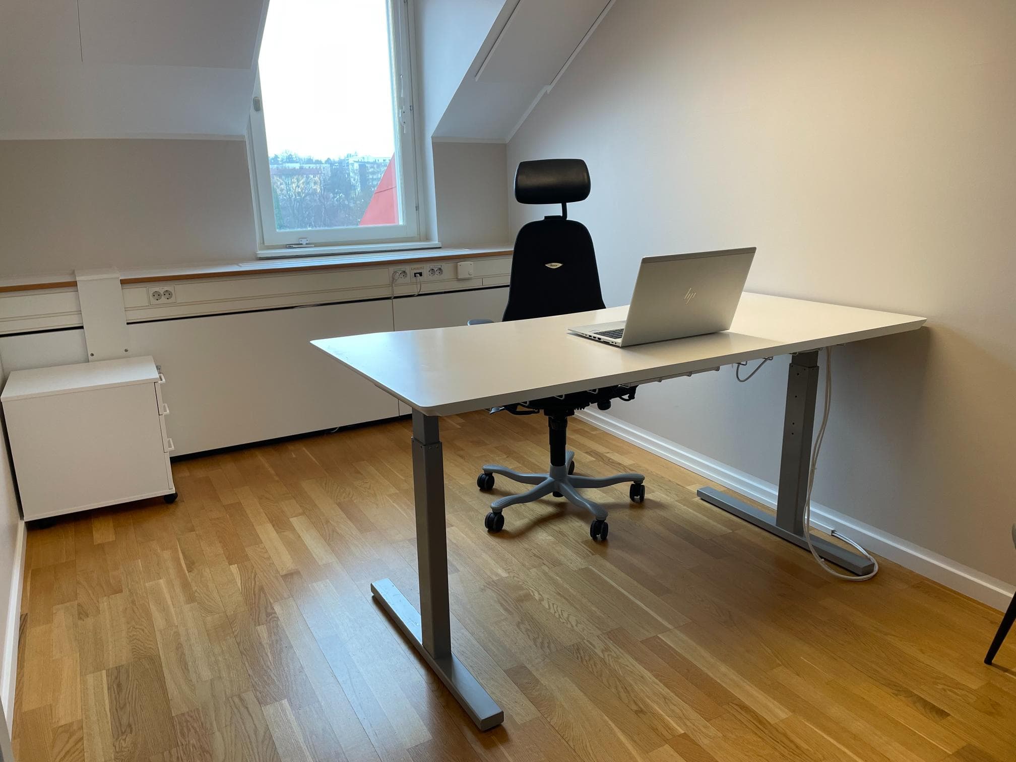 Efter snickeriarbete – helhetsvy av nybyggd trappa