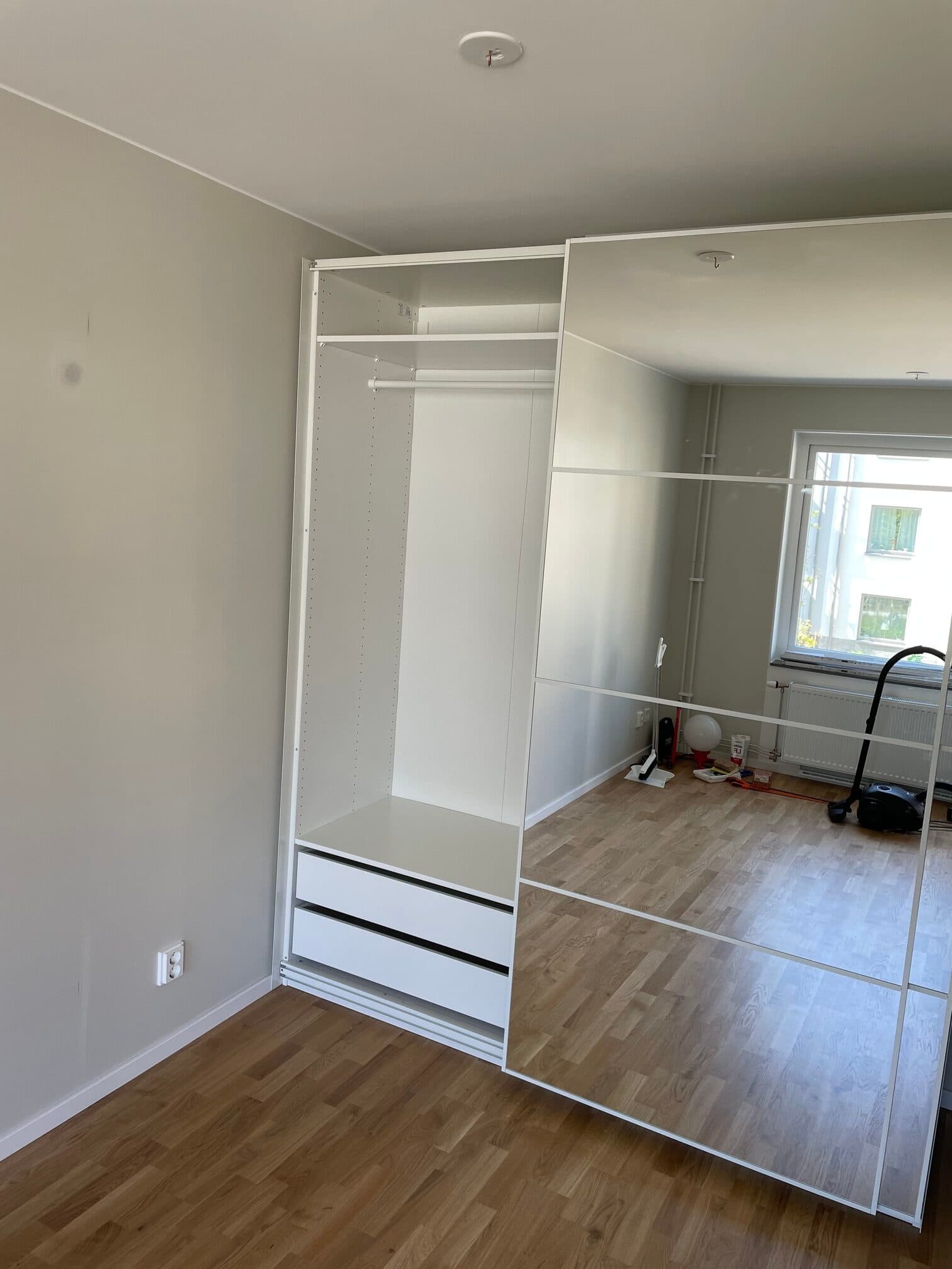 Efter inomhusrenovering – väggparti med nya lister