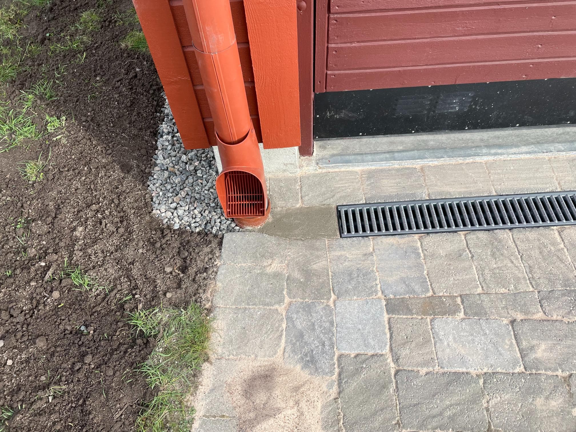 Efter inomhusrenovering – nymålade väggar och nytt golv