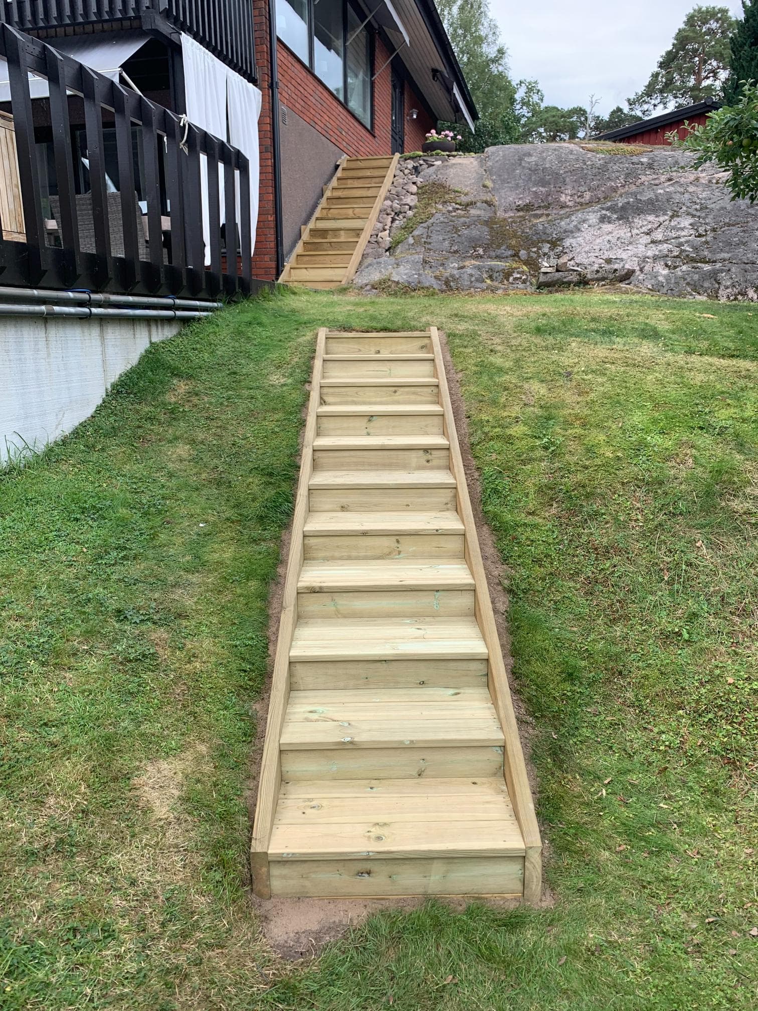 Efter helrenovering – sida av huset med ny panel