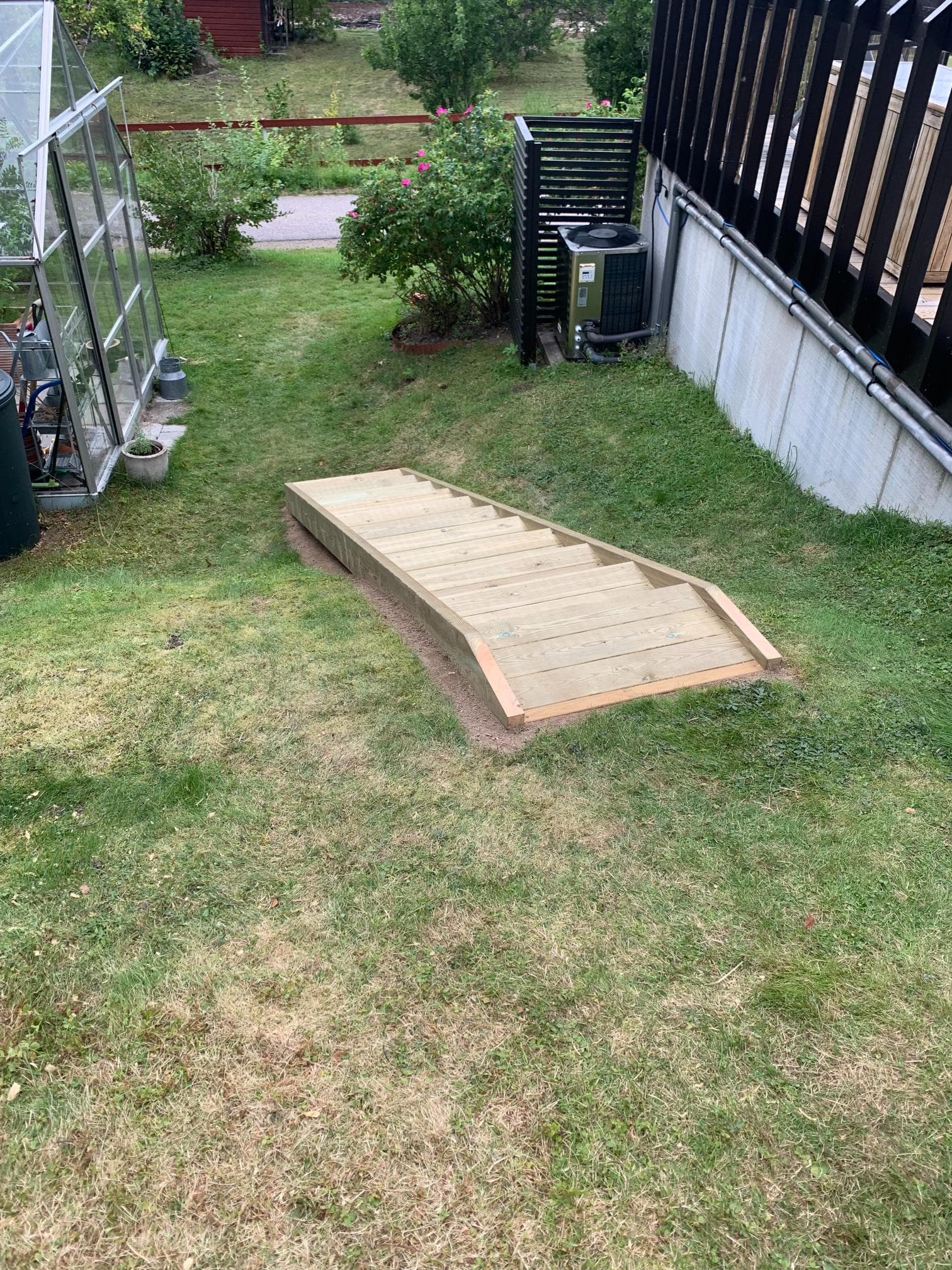 Efter helrenovering – fönster med nya karmar