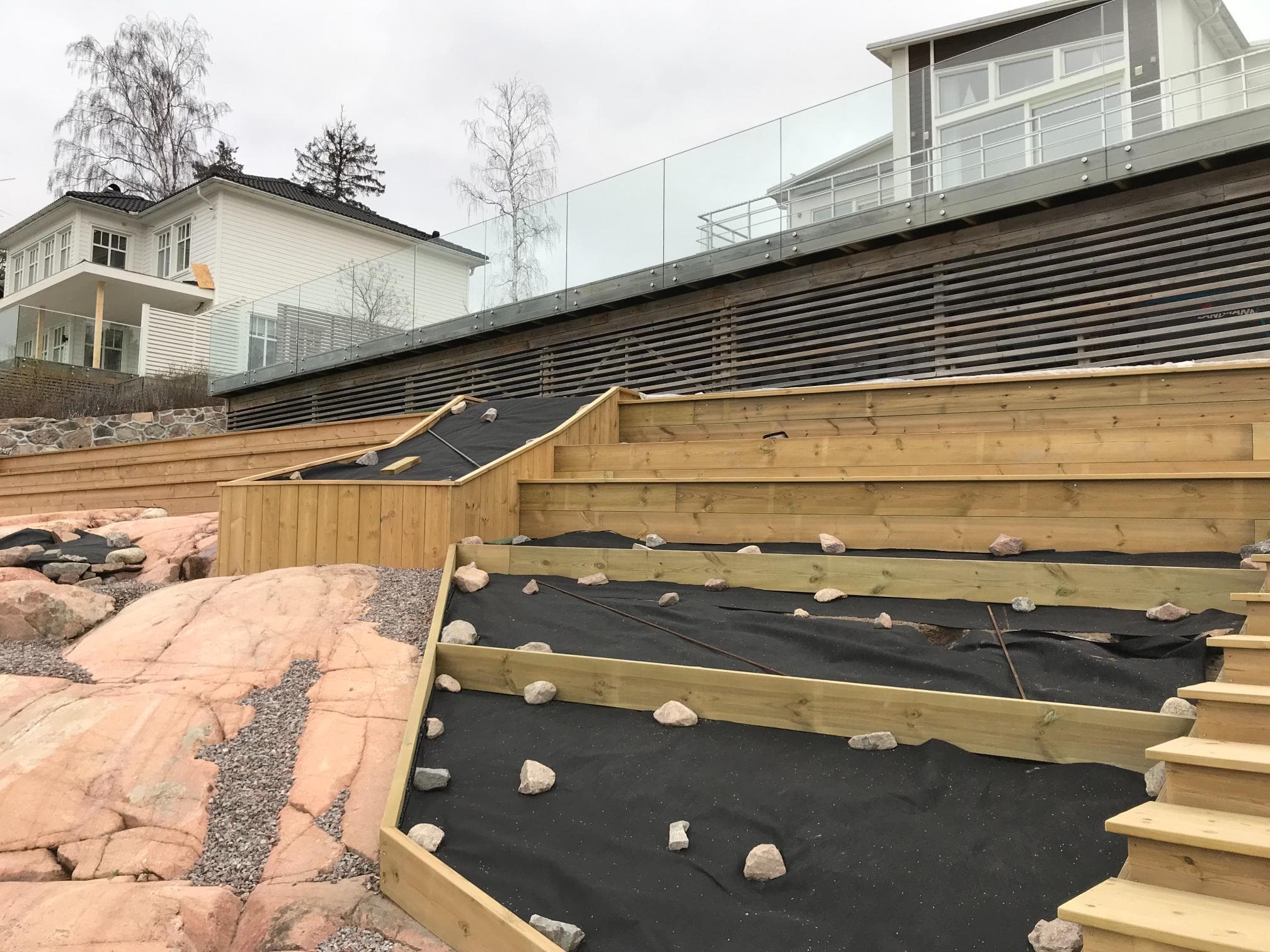 Efter helrenovering – nymålad fasad och renoverad träpanel