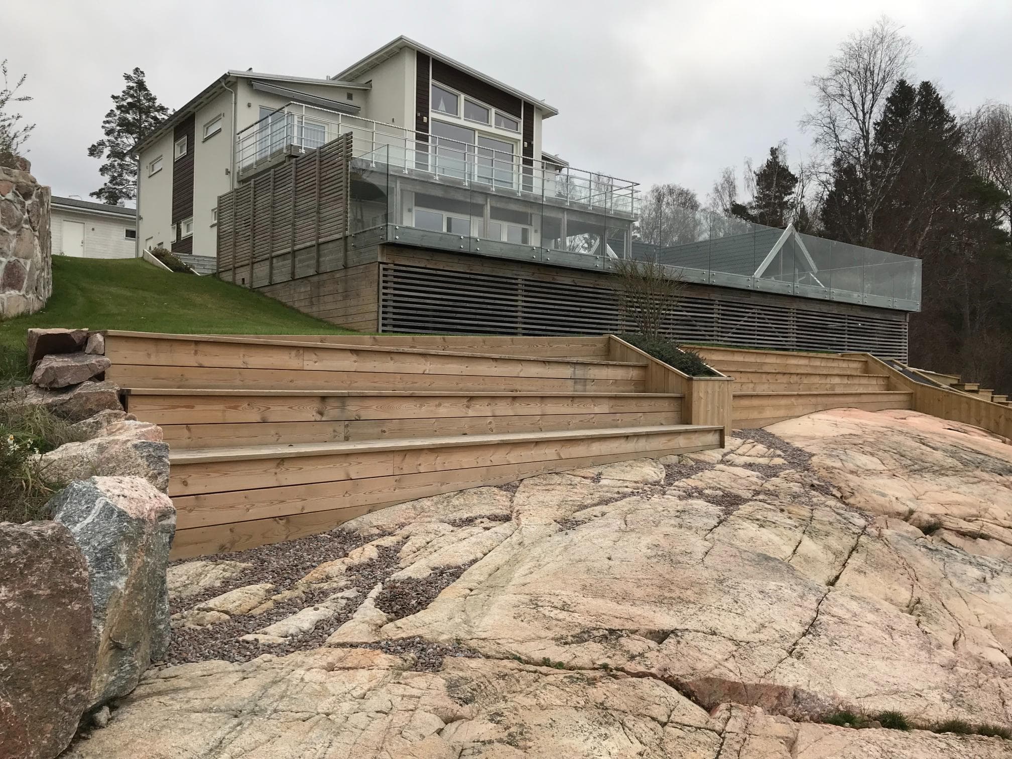 Efter helrenovering – nymålade fönsterkarmar