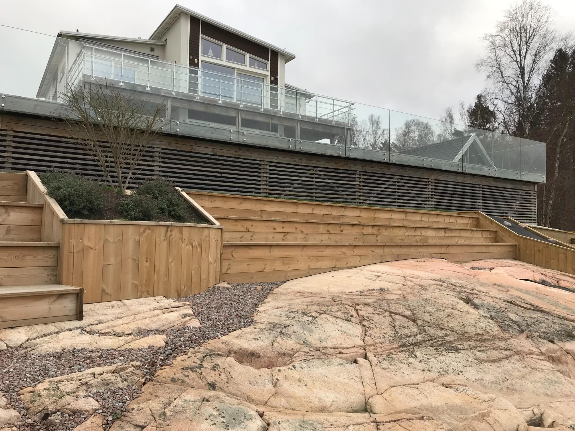 Efter helrenovering – entré och dörr renoverad