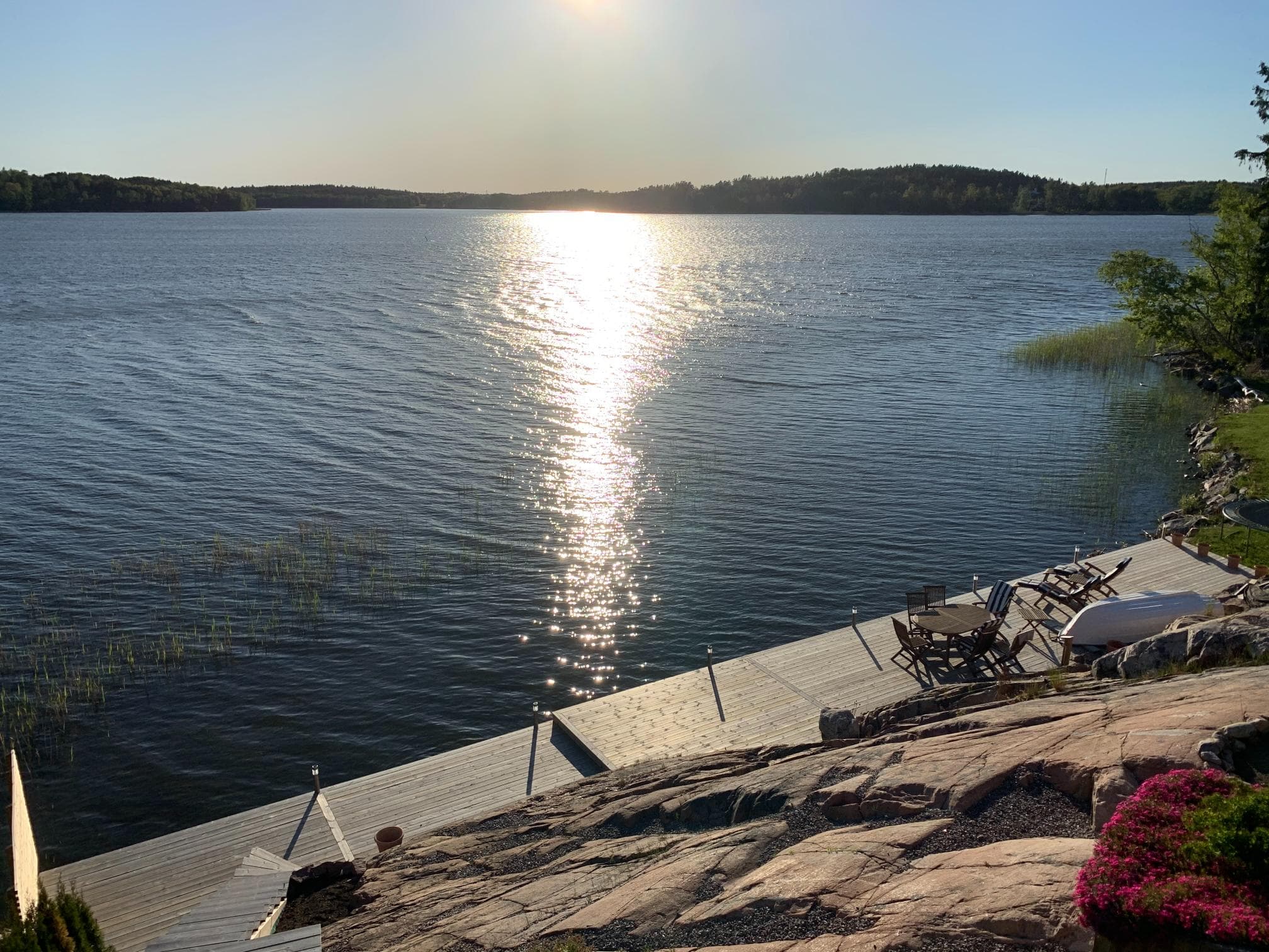Efter helrenovering – husvägg med nymålad panel