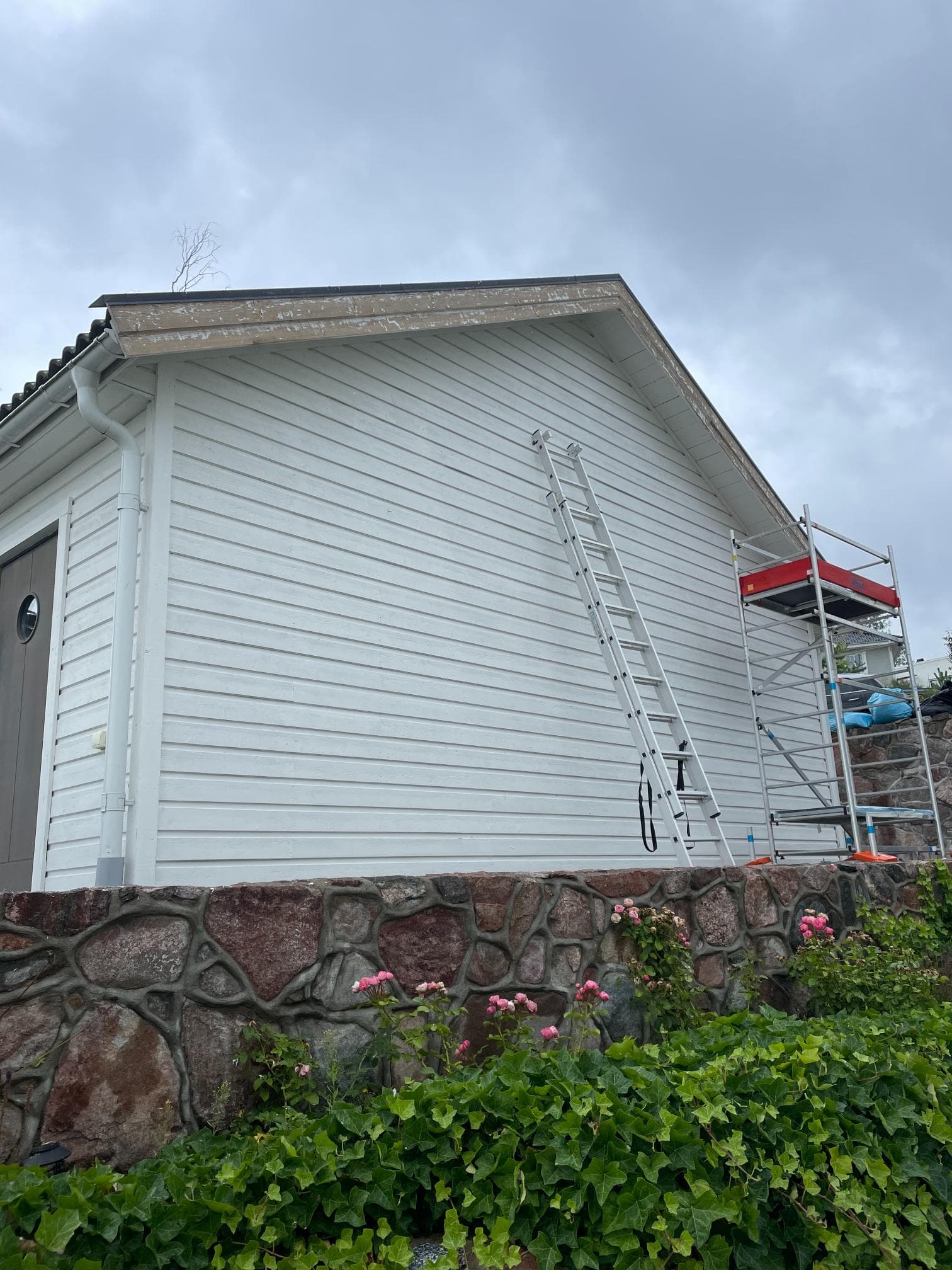 Före fasadrenovering – balkong med slitet räcke