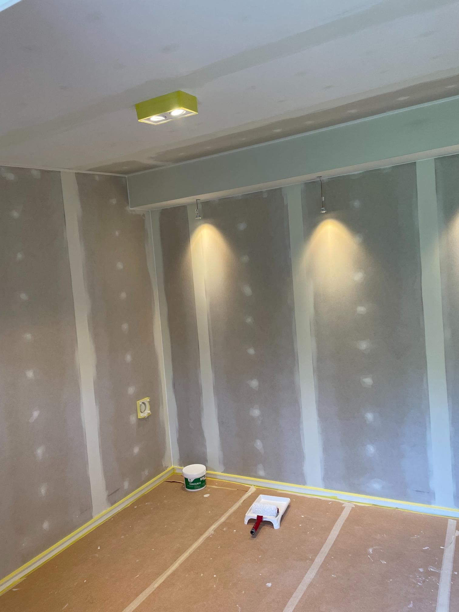 Före fasadrenovering – vindskiva och takfot i behov av underhåll