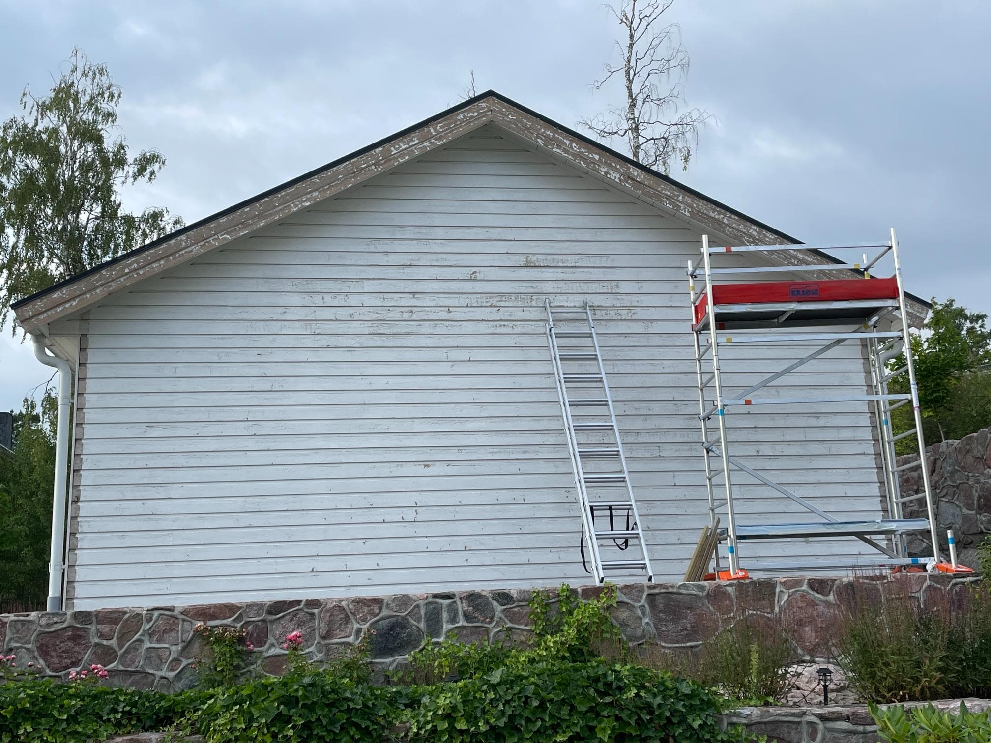 Före fasadrenovering – dörr och karm med flagande färg