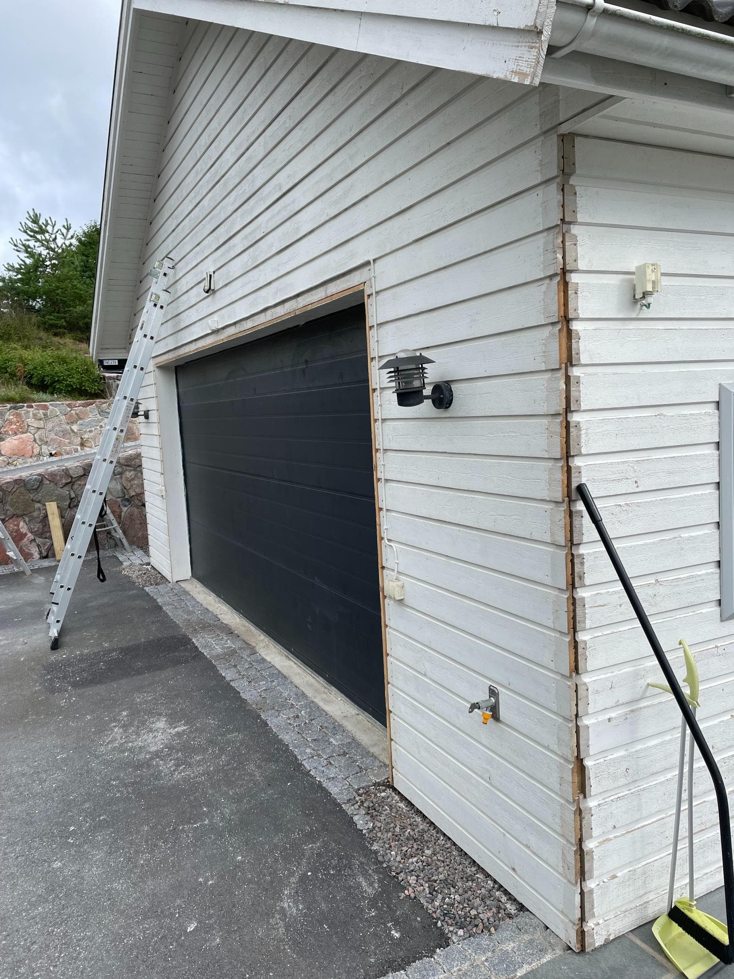 Före fasadrenovering – husvägg med ojämn yta