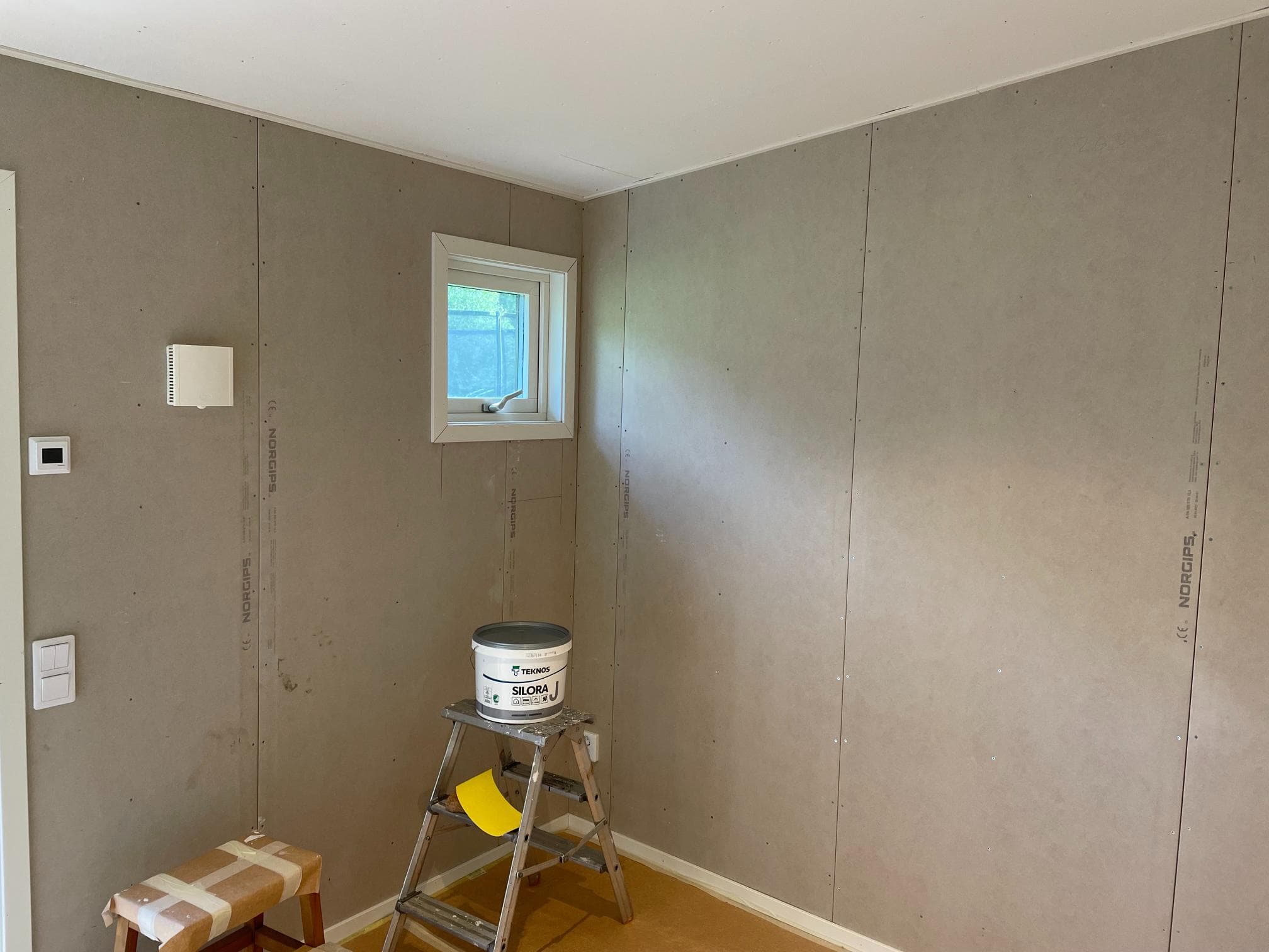 Före fasadrenovering – garagedörr och anslutande panel