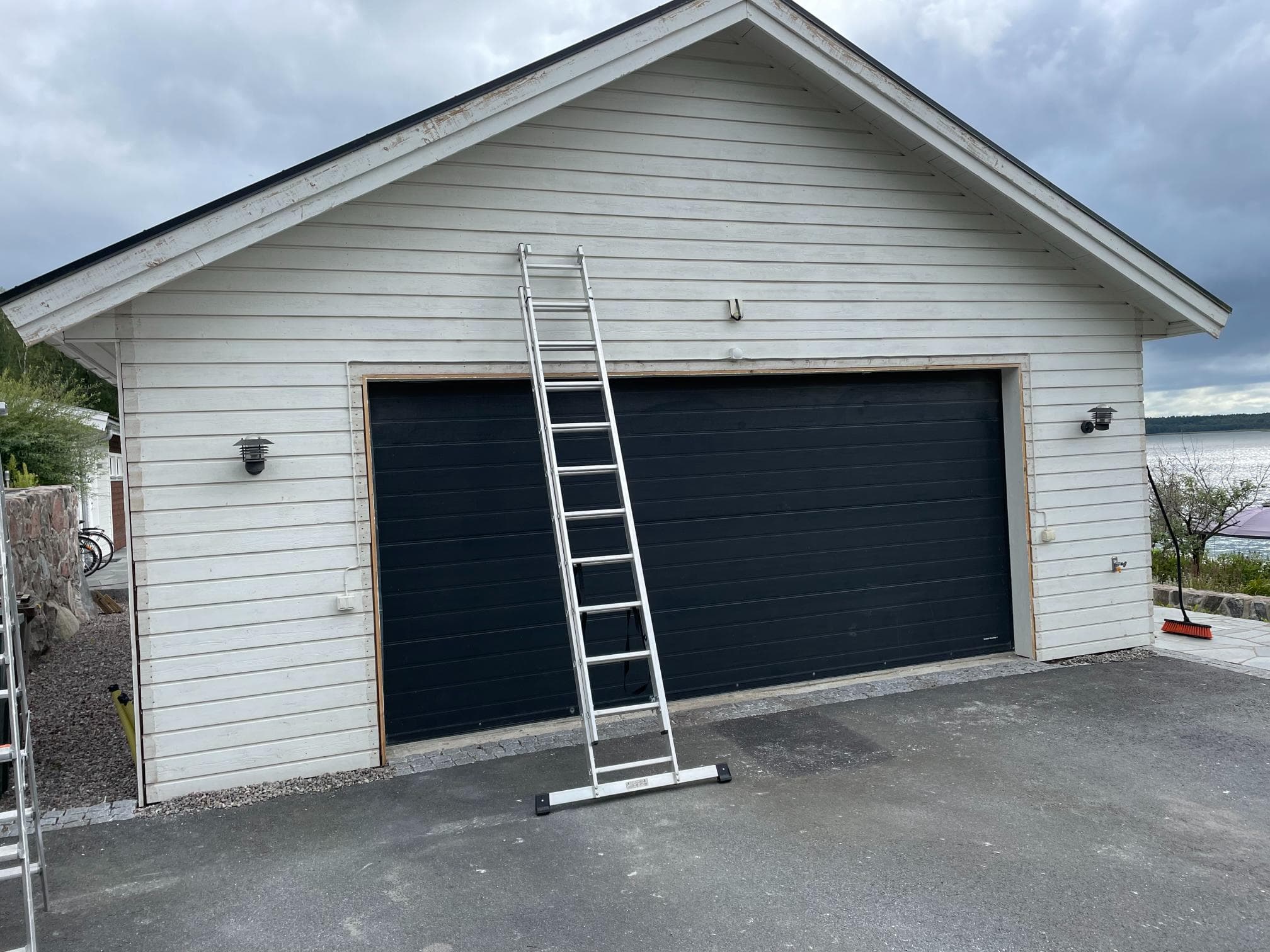 Före fasadrenovering – utomhusdetaljer med behov av målning