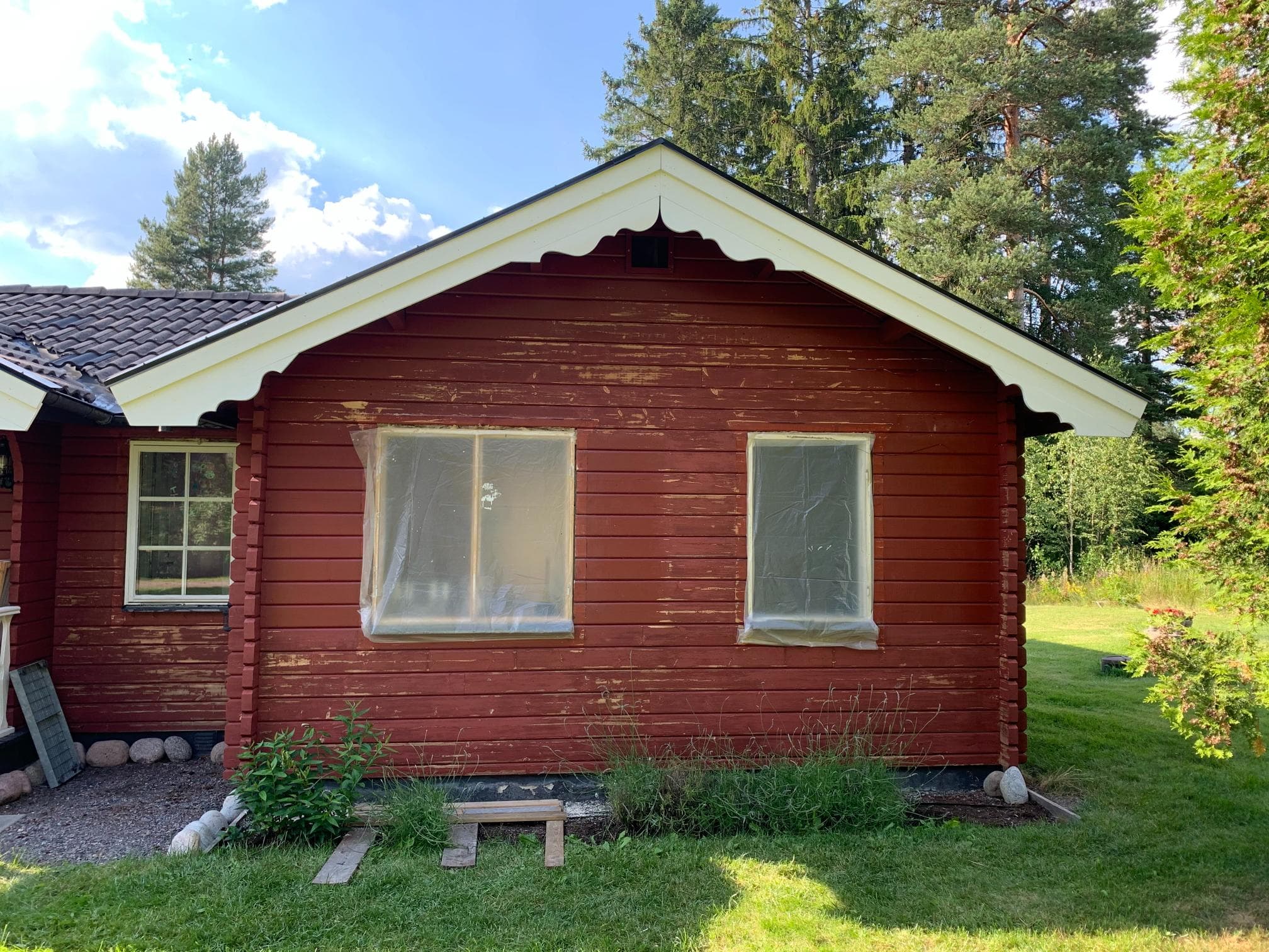 Före fasadrenovering – sliten träpanel på husvägg