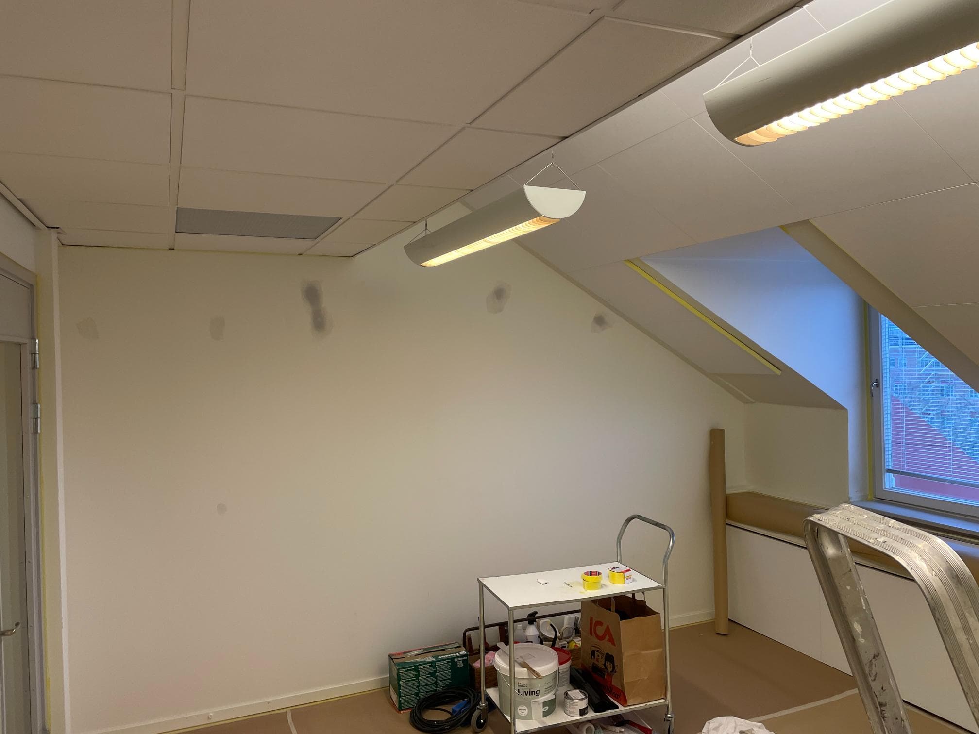 Före fasadrenovering – pannplåt och takdetalj
