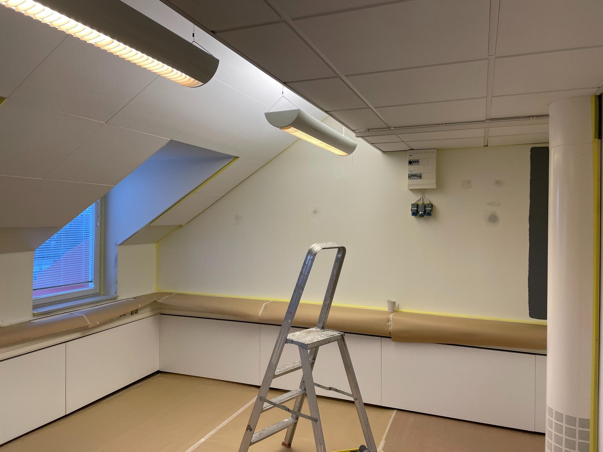 Före fasadrenovering – sida av huset med sliten träpanel