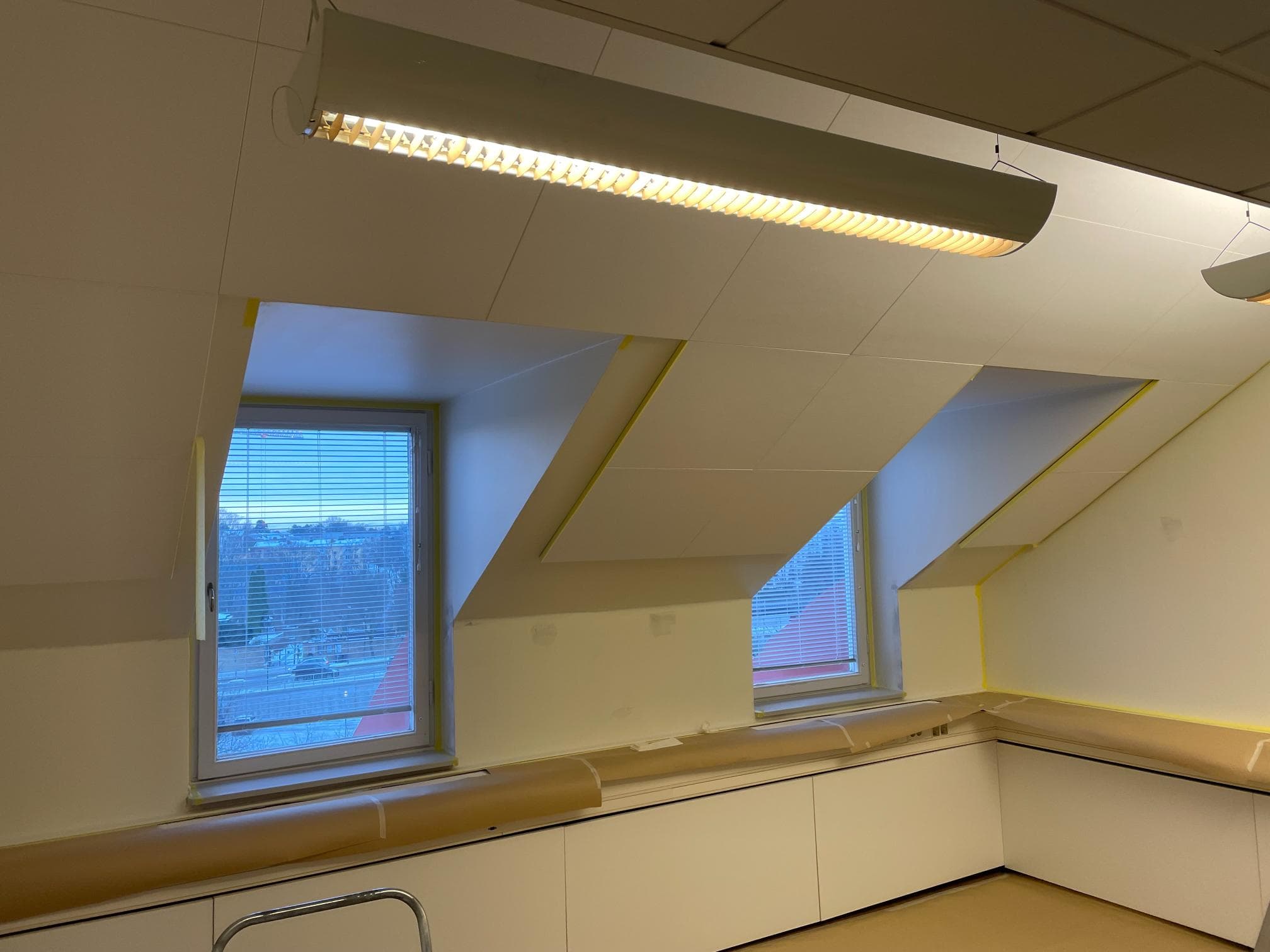 Före fasadrenovering – totalvy av huset innan målning