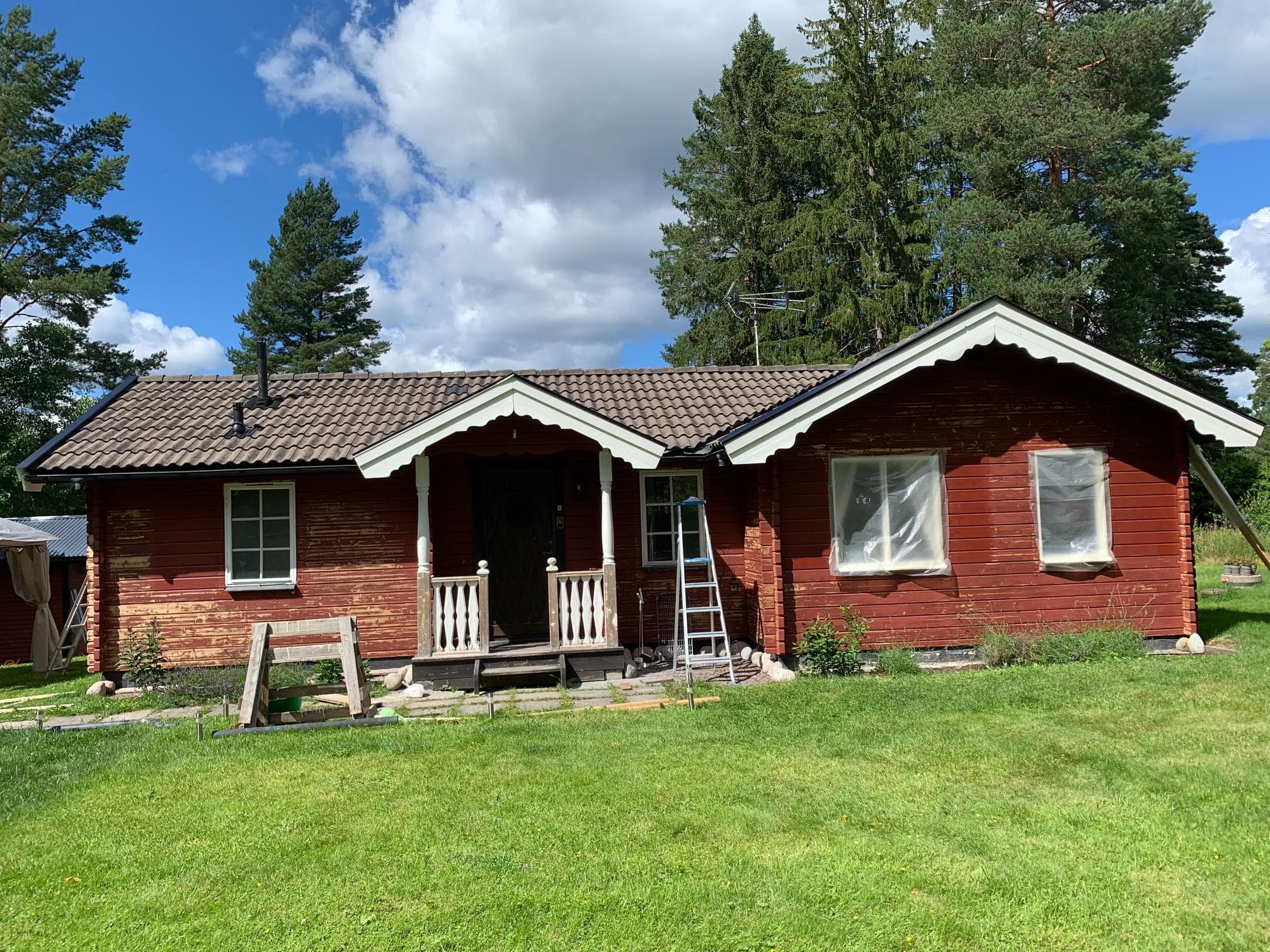 Före fasadrenovering – färgavflagning på träfasad