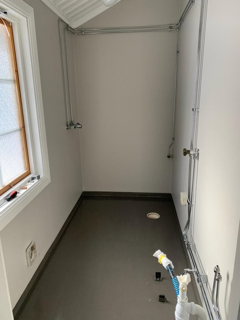 Före fasadrenovering – gammal puts och sprickor i fasaden