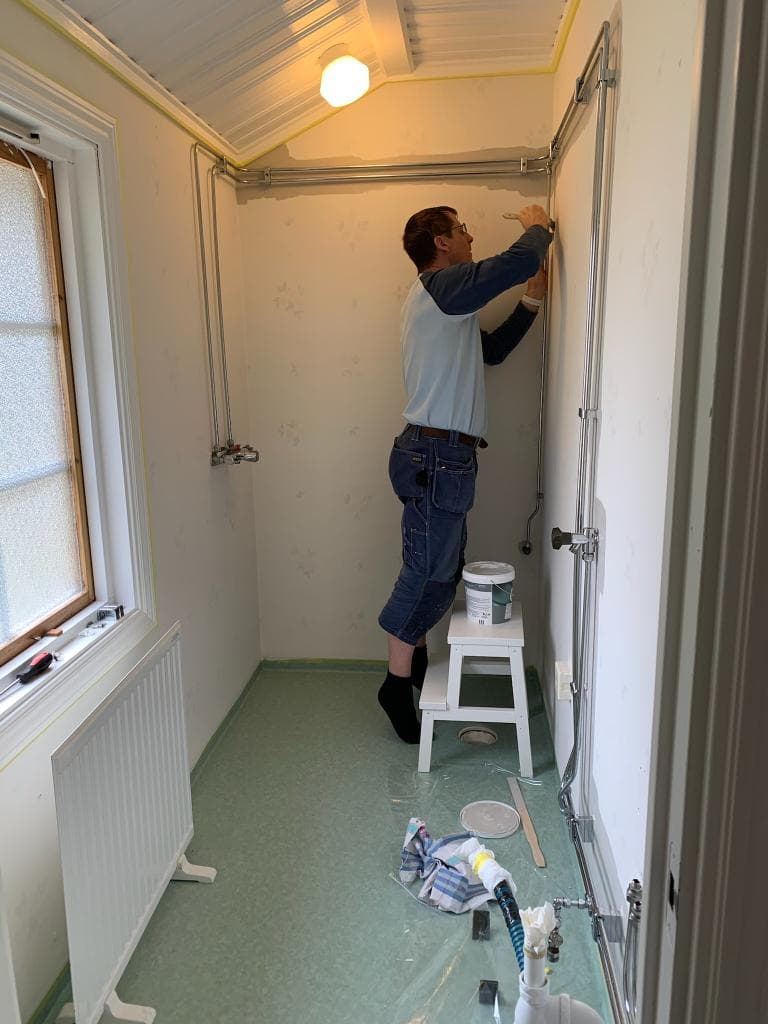 Före fasadrenovering – nedgångna fönsterkarmar