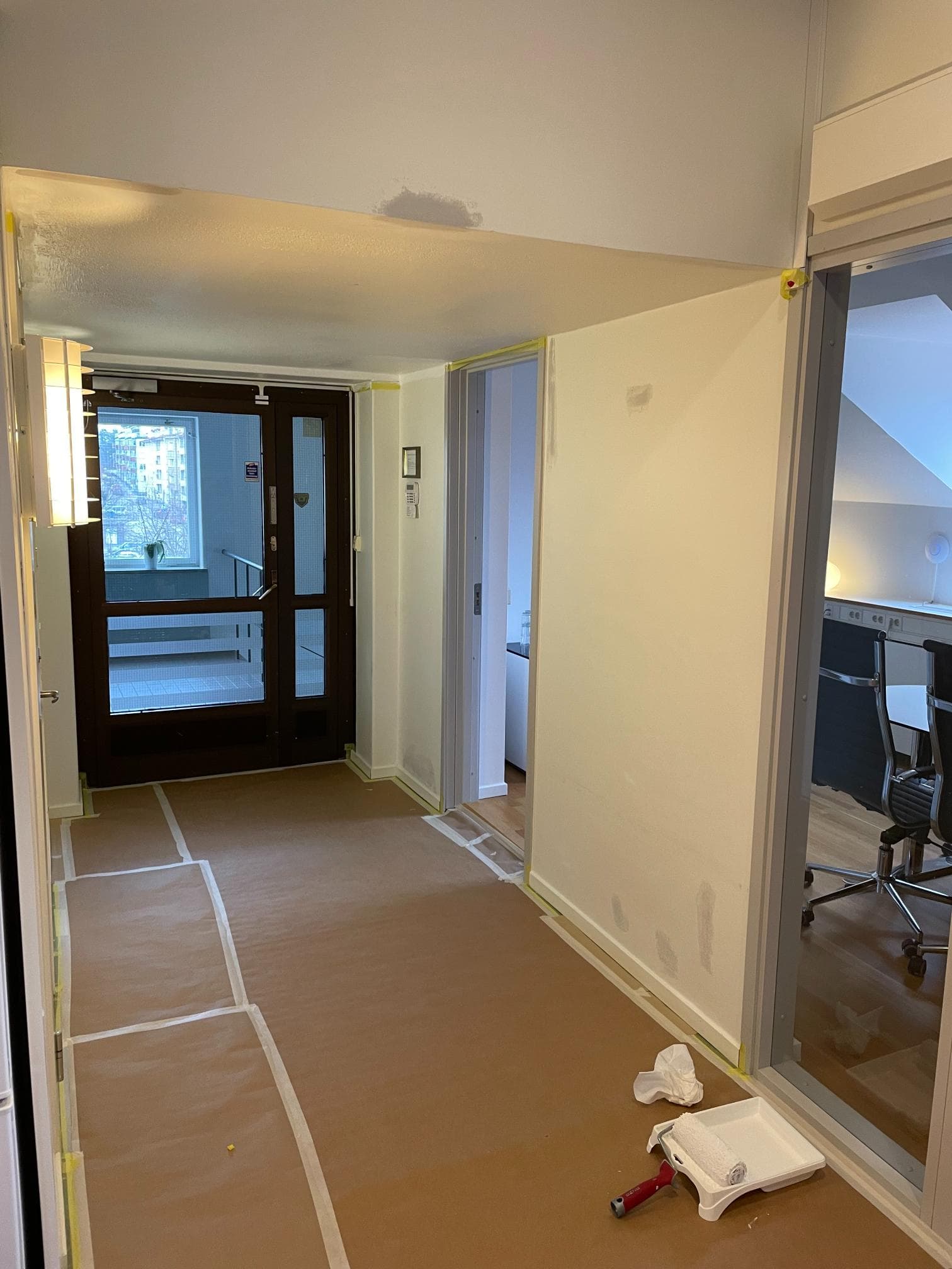 Före fasadrenovering – slitna takdetaljer och knutar