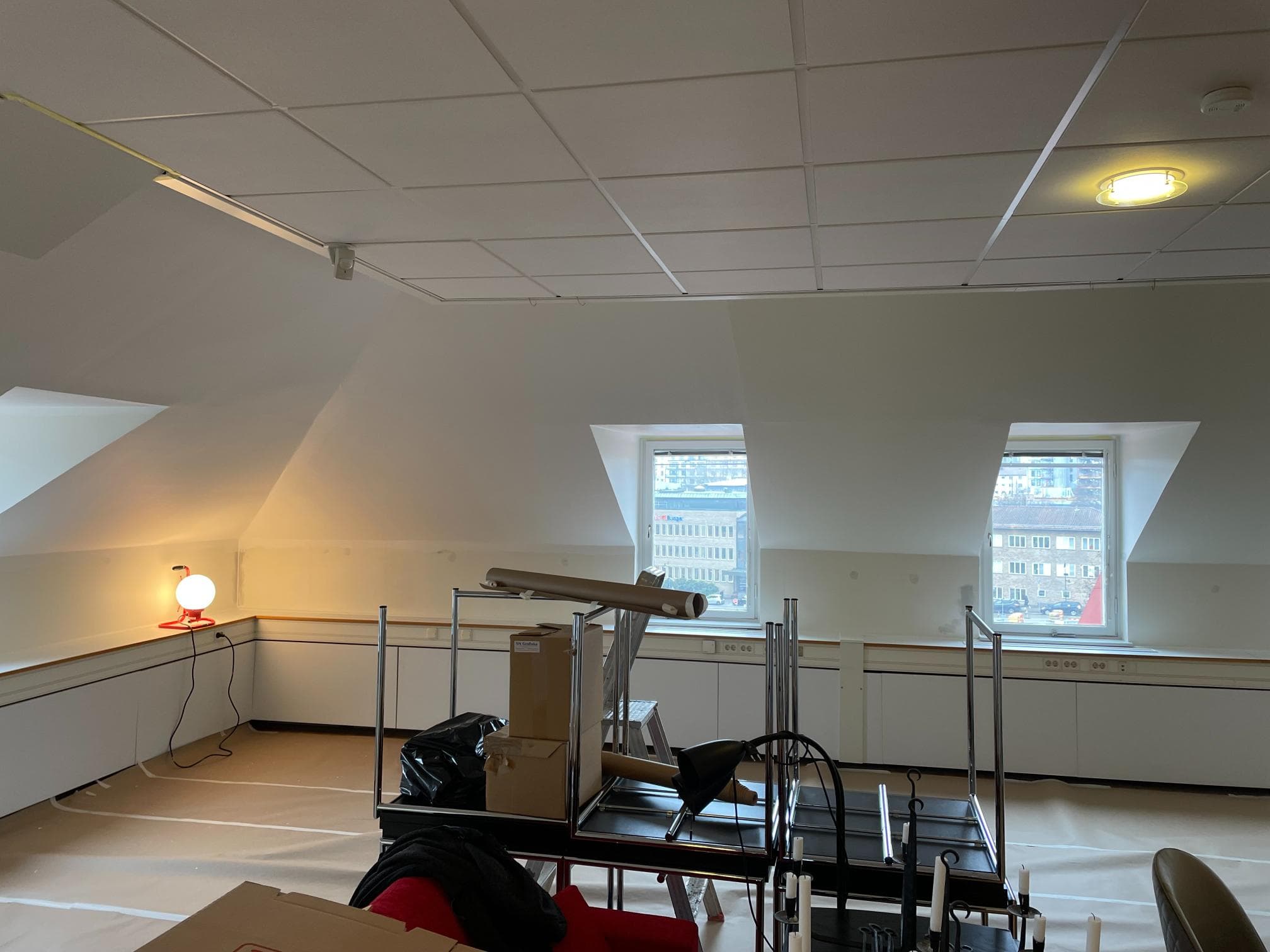 Före fasadrenovering – åldrigt trä runt entré