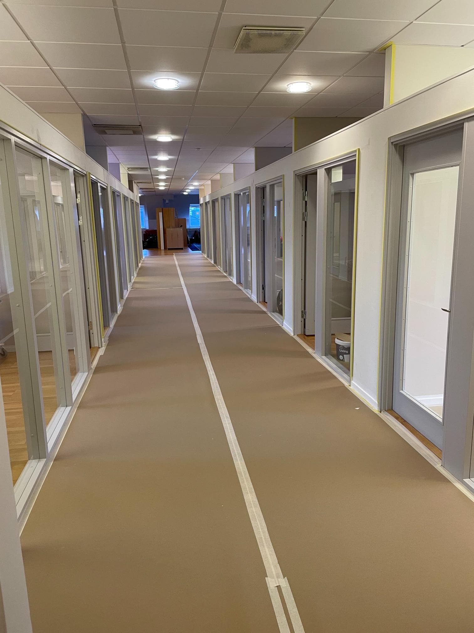 Före fasadrenovering – ursprunglig fasadfärg med synligt slitage