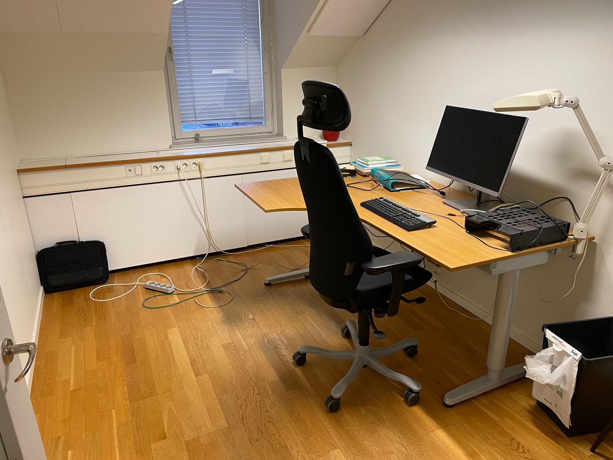 Före fasadrenovering – väggyta med behov av ny färg