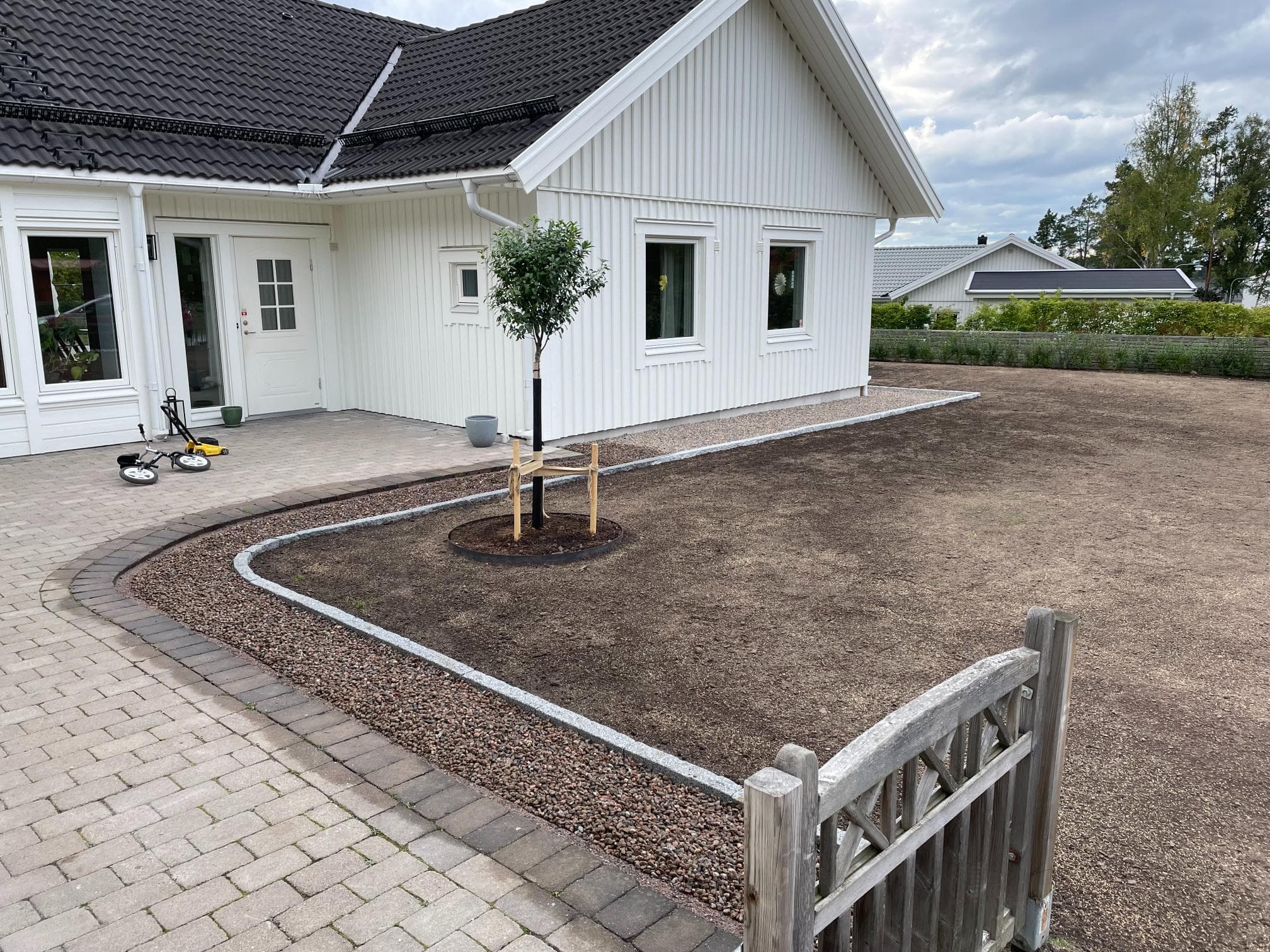 Före trädgårdsomgestaltning – träd och buskar i behov av skötsel