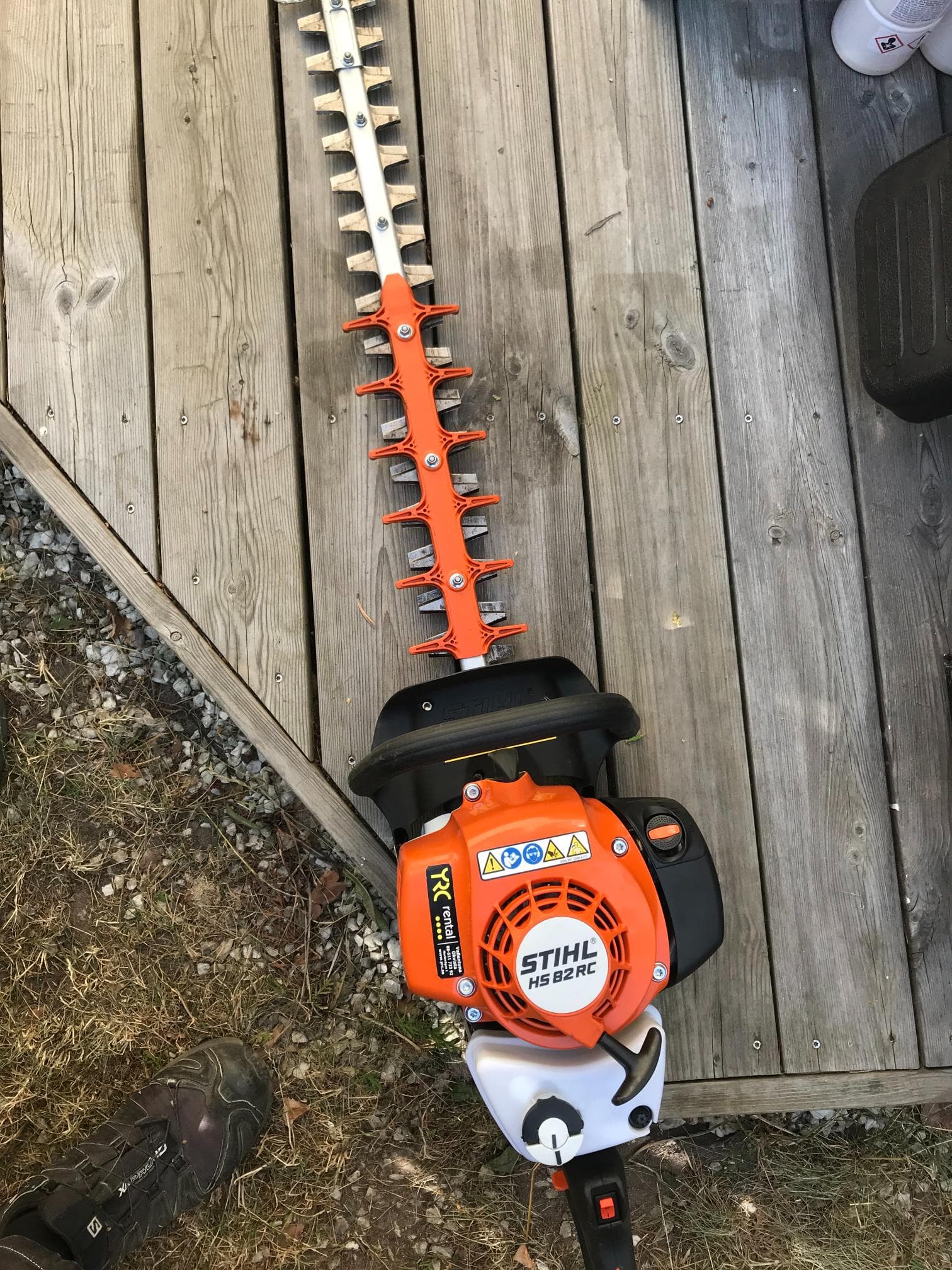 Före trädgårdsomgestaltning – helhetsbild av tomt innan omgestaltning