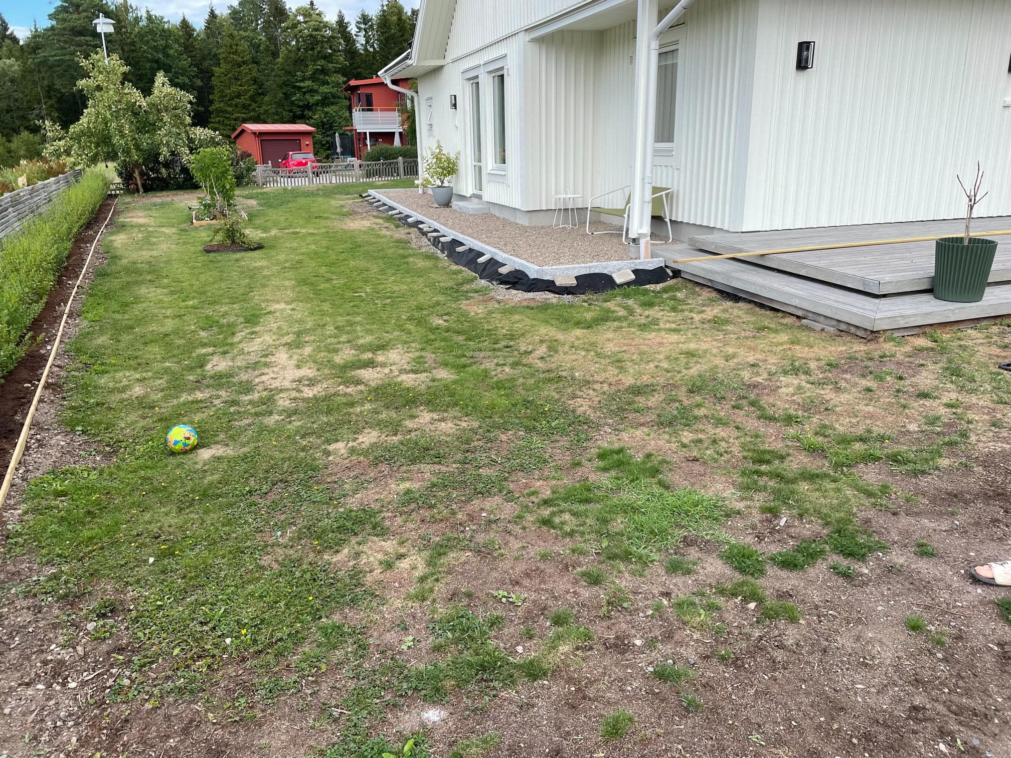 Före trädgårdsomgestaltning – framsida av tomt innan design