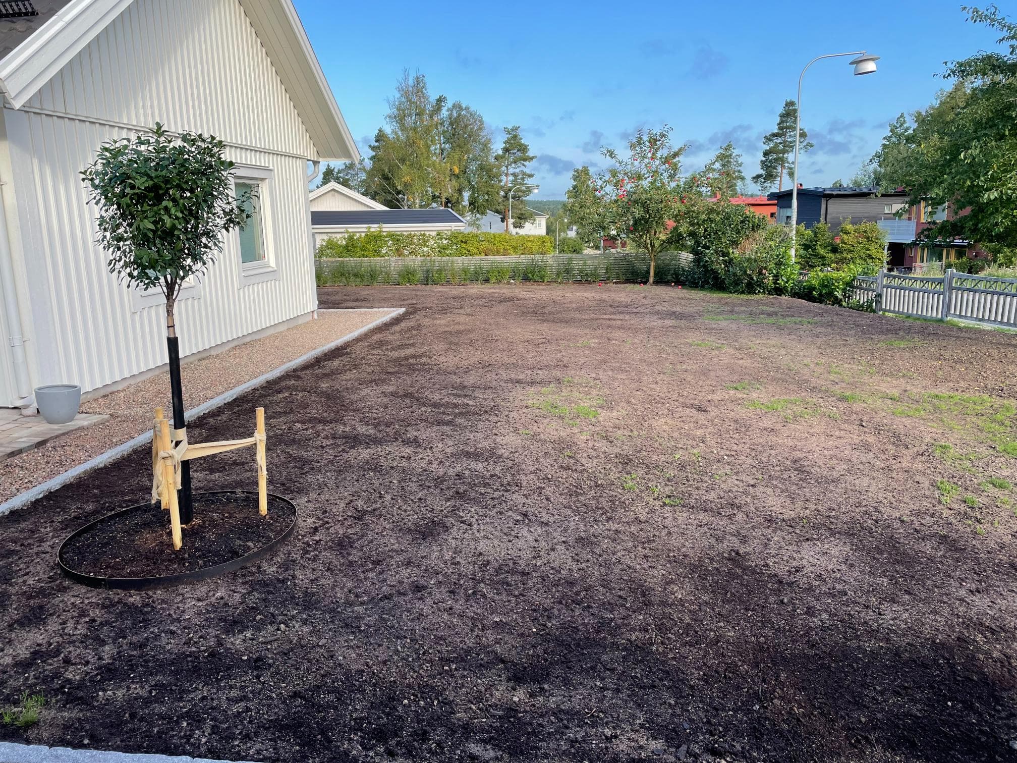 Före trädgårdsomgestaltning – oinredd uteplats