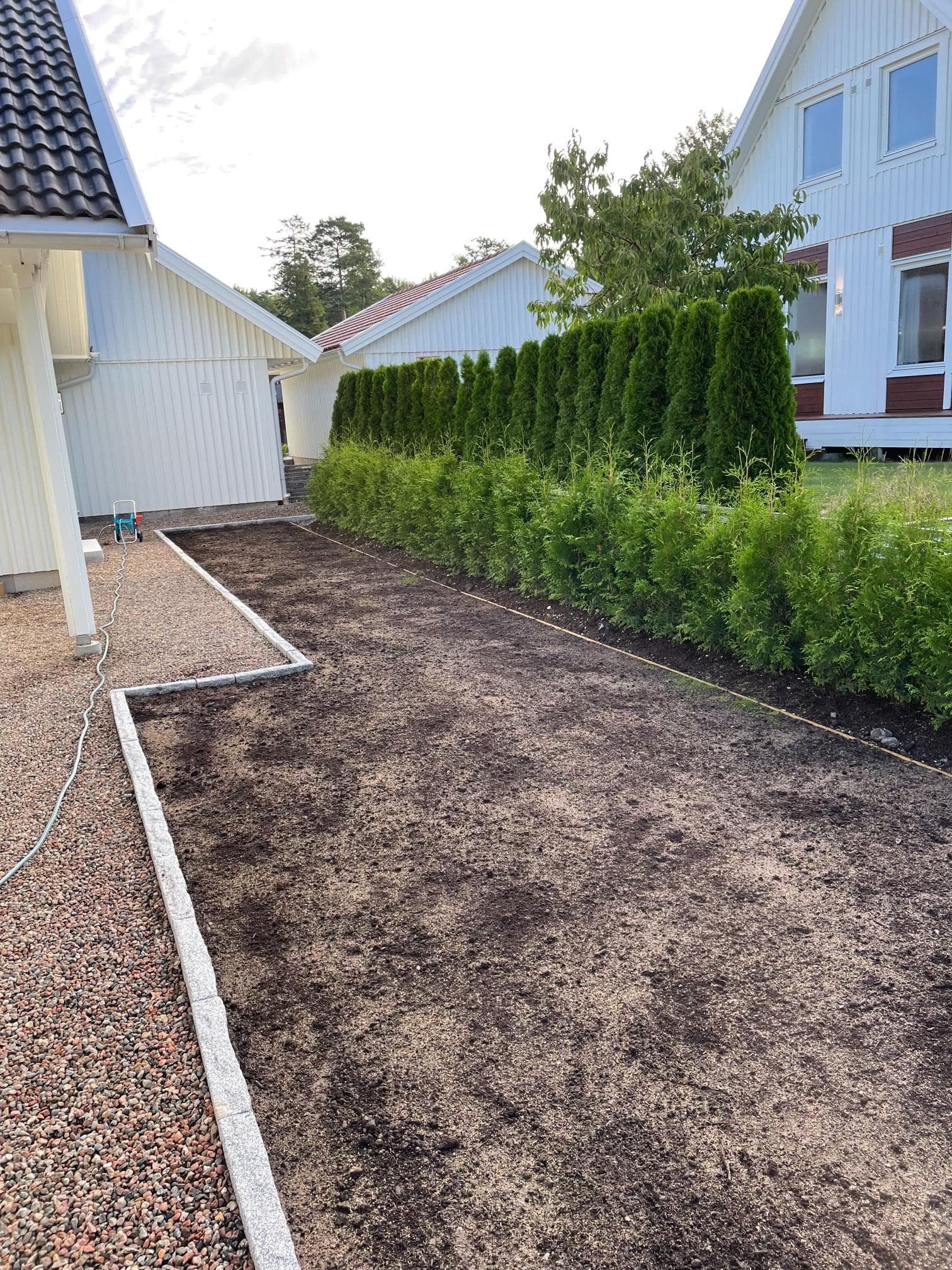 Före trädgårdsomgestaltning – uppfart med slitna ytor